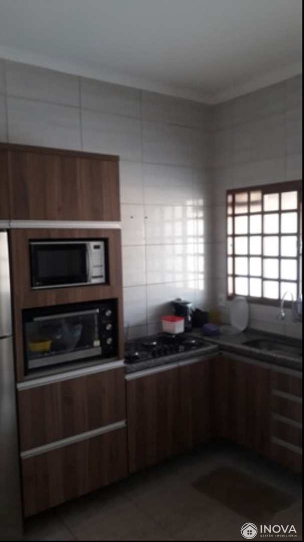 Casa à venda com 2 quartos, 208m² - Foto 1