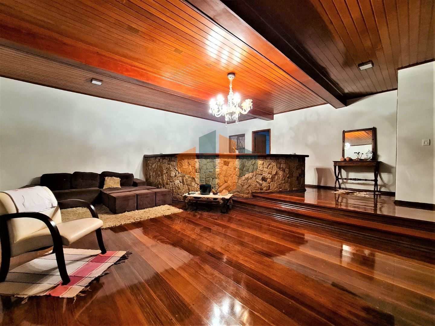 Casa à venda com 6 quartos, 397m² - Foto 1