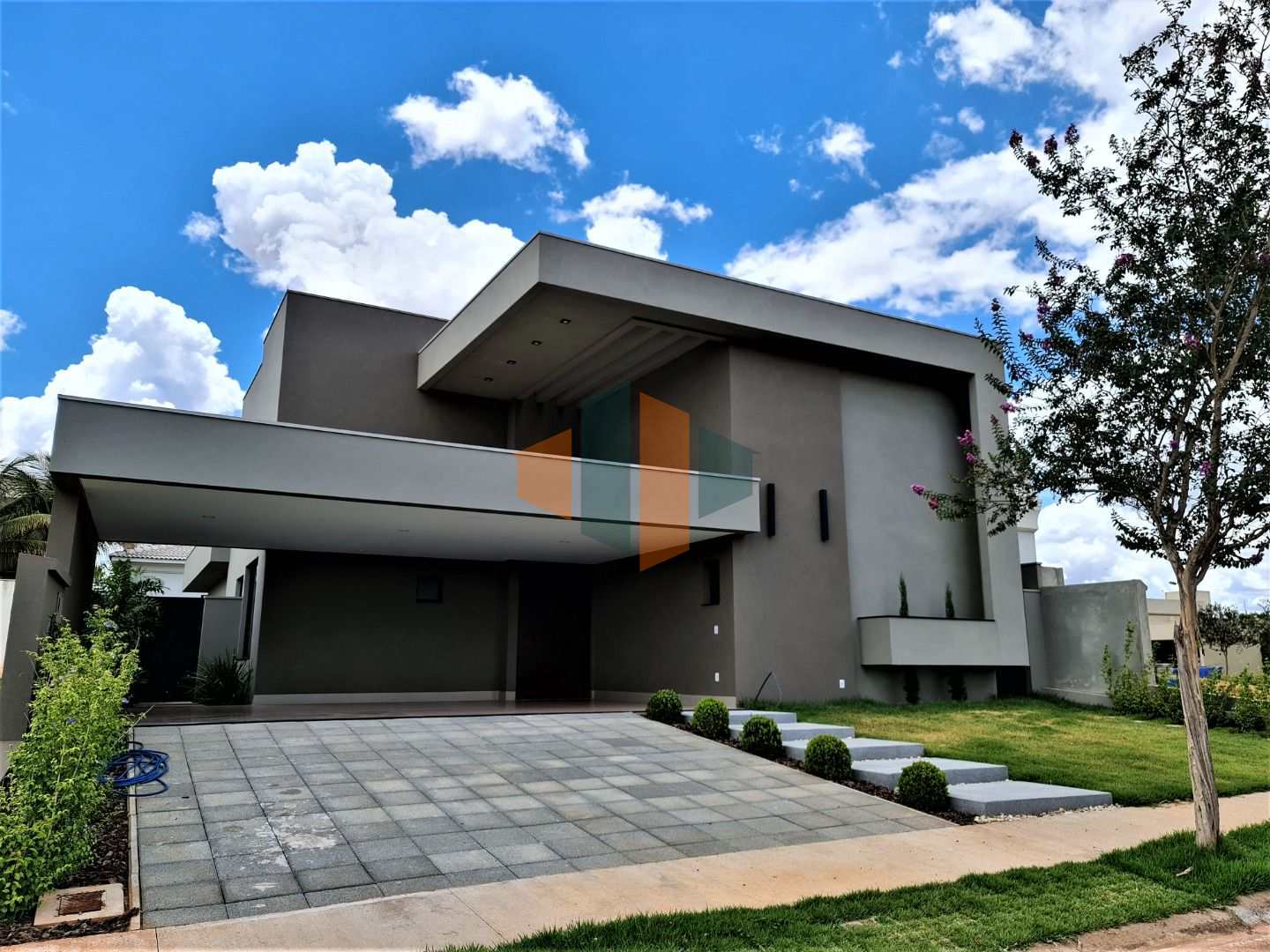 Casa de Condomínio à venda com 4 quartos, 258m² - Foto 2