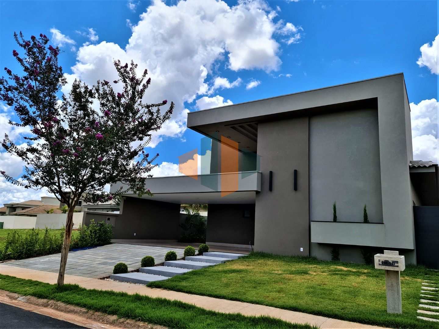 Casa de Condomínio à venda com 4 quartos, 258m² - Foto 1