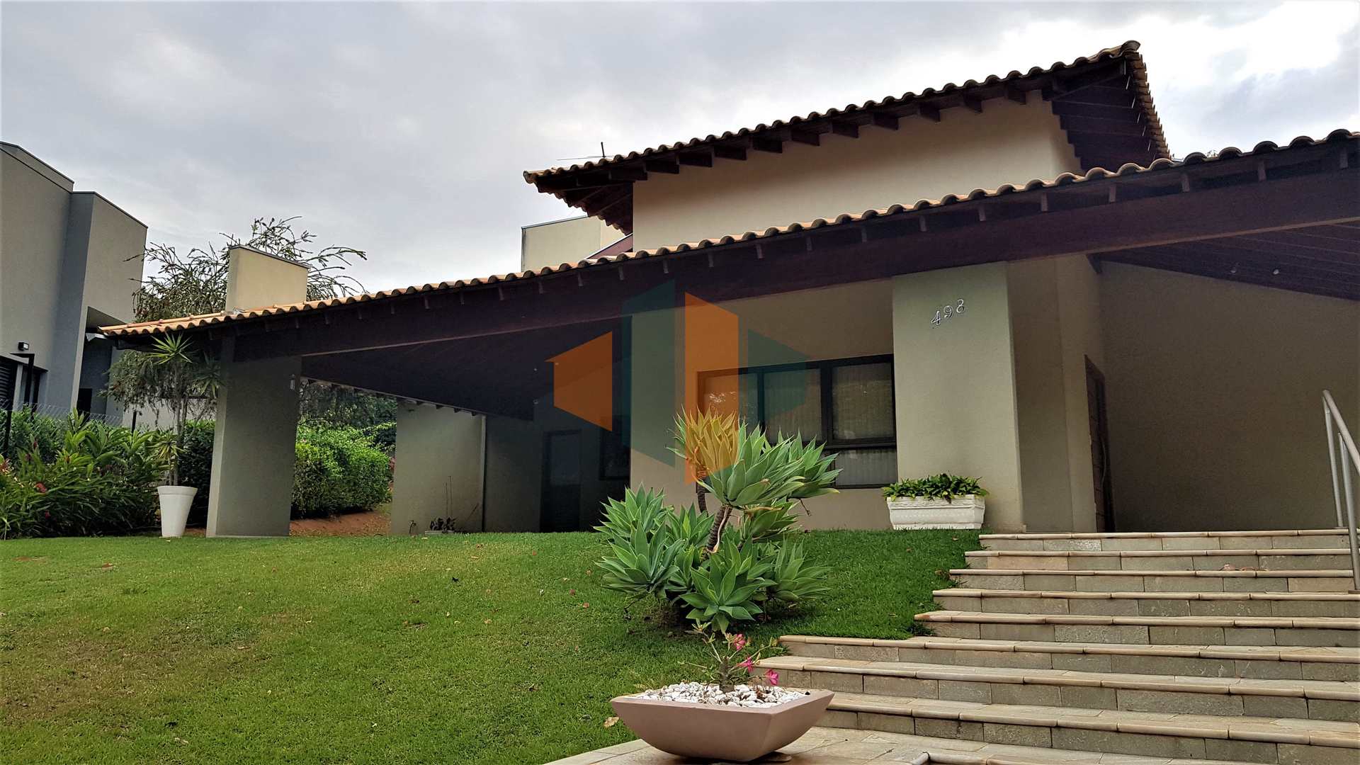 Casa de Condomínio à venda com 3 quartos, 267m² - Foto 1