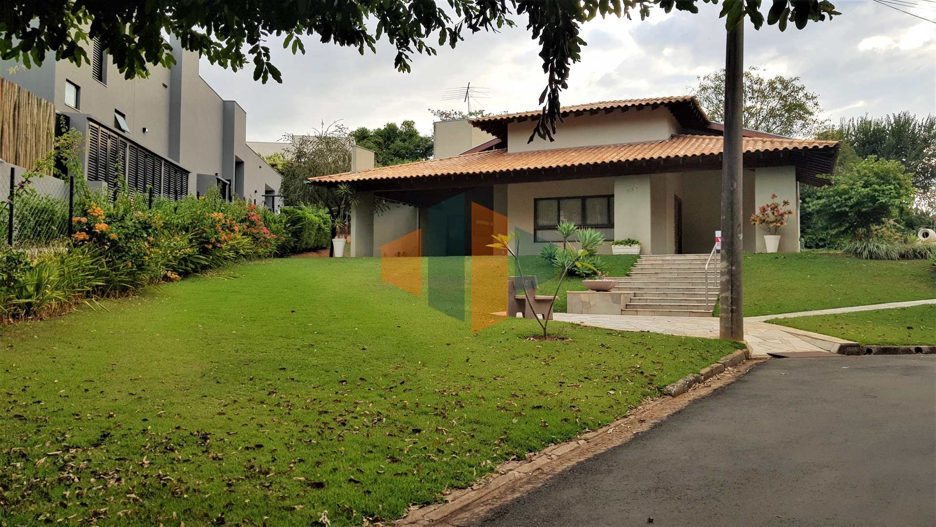 Casa de Condomínio à venda com 3 quartos, 267m² - Foto 2