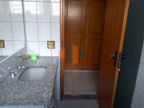 Casa para alugar com 4 quartos, 300m² - Foto 11