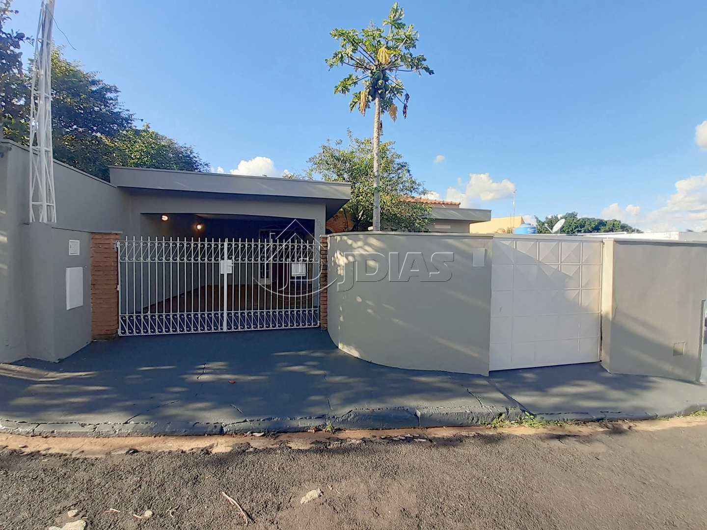 Casa à venda com 3 quartos, 260m² - Foto 1