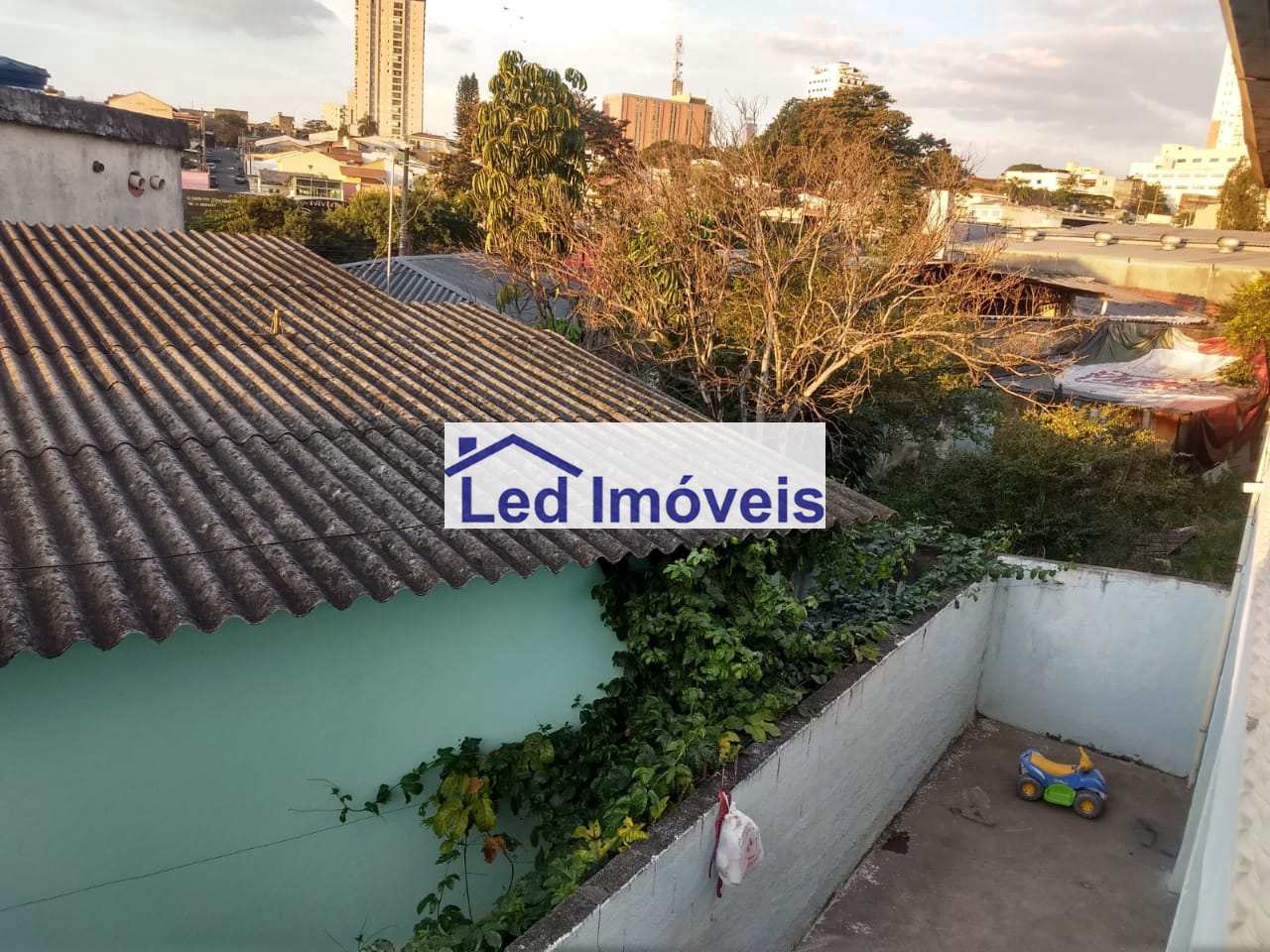 Casa à venda com 2 quartos, 100m² - Foto 1