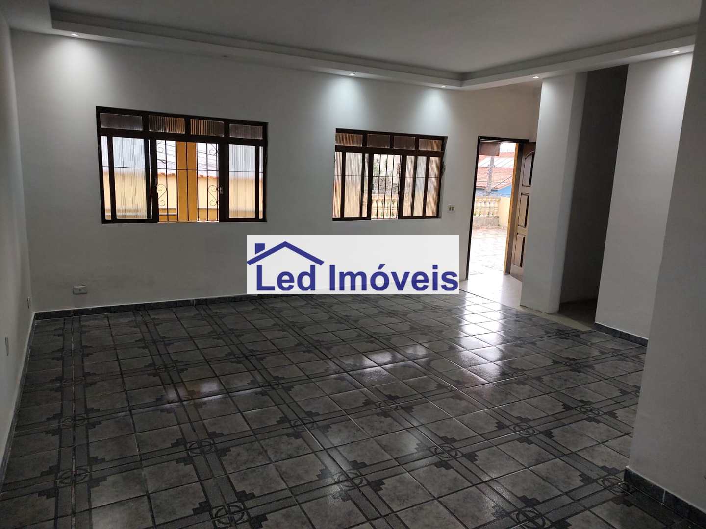 Casa à venda com 4 quartos, 205m² - Foto 2