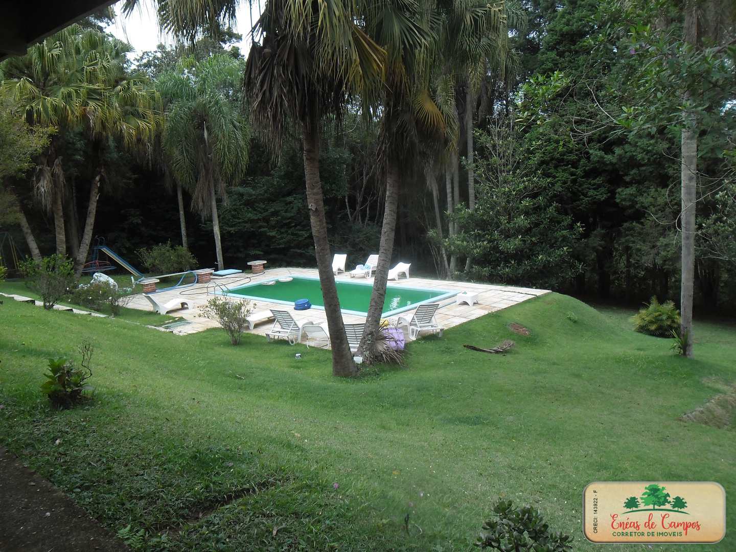 Somos o Maior Portal de Anúncios de Imóveis Rurais do Brasil. Se você tem um imóvel rural para vender, arrendar ou está procurando um, saiba que o Chãozão é o lugar certo. Porque de terra, a gente entende! Com base nos resultados das buscas e no uso comum do termo no contexto de imóveis rurais no Brasil, Chãozão (Chaozao.com.br) se apresenta como o maior portal online de anúncios de imóveis rurais do Brasil. Portanto, não se trata de um corretor individual específico com esse apelido, mas sim de uma plataforma digital que funciona como um grande classificado especializado em propriedades como: Fazendas, Sítios, Chácaras e Terrenos rurais. O que o Chãozão (portal) faz: 1. Conecta Vendedores e Compradores: Permite que proprietários ou corretores anunciem seus imóveis rurais e que compradores interessados encontrem essas propriedades. A negociação, segundo o portal, é feita diretamente entre as partes. 2. Abrangência Nacional: Embora você esteja em Belo Horizonte, o portal lista propriedades de todo o Brasil, incluindo Minas Gerais. 3. Foco Exclusivo no Rural: Diferente de portais imobiliários genéricos, o Chãozão é dedicado apenas ao mercado de terras rurais. 4. Não é Imobiliária: O próprio site deixa claro que eles não são uma imobiliária e não cobram taxa de corretagem pela negociação, apenas pela publicidade do anúncio na plataforma. Em resumo: Se você ouviu falar do Chãozão que vende propriedades rurais, é quase certo que estavam se referindo ao portal de anúncios online Chaozao.com.br. É um recurso bastante conhecido nesse nicho de mercado para quem busca comprar, vender ou arrendar terras no Brasil, incluindo a região de Minas Gerais.