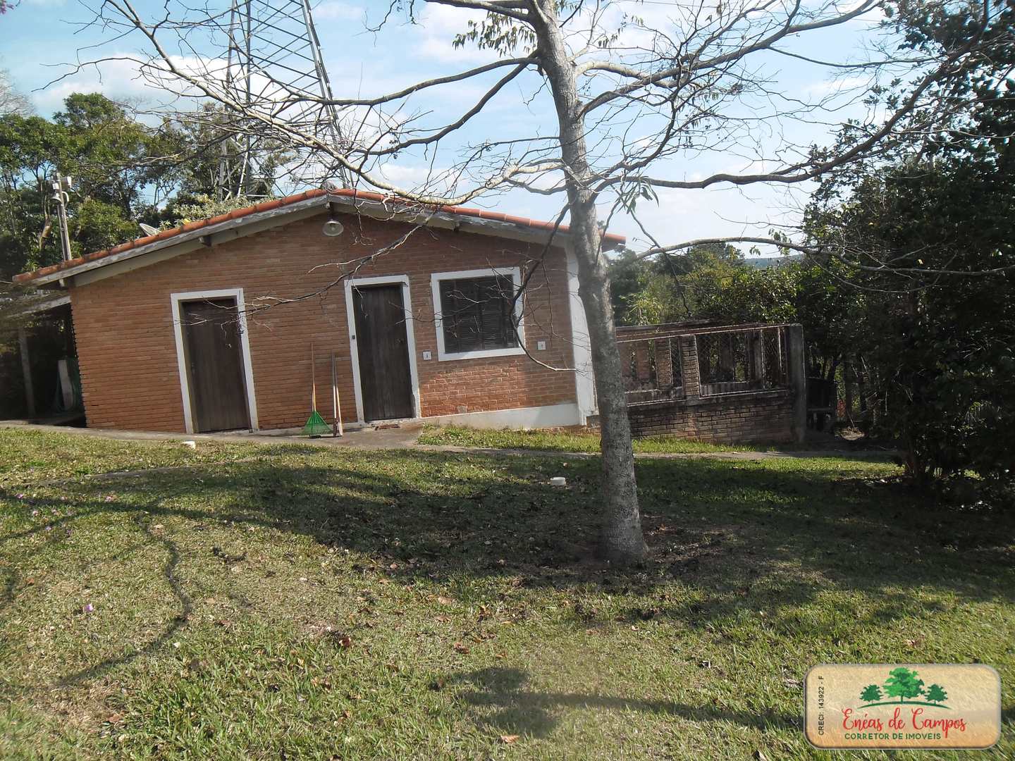 Somos o Maior Portal de Anúncios de Imóveis Rurais do Brasil. Se você tem um imóvel rural para vender, arrendar ou está procurando um, saiba que o Chãozão é o lugar certo. Porque de terra, a gente entende! Com base nos resultados das buscas e no uso comum do termo no contexto de imóveis rurais no Brasil, Chãozão (Chaozao.com.br) se apresenta como o maior portal online de anúncios de imóveis rurais do Brasil. Portanto, não se trata de um corretor individual específico com esse apelido, mas sim de uma plataforma digital que funciona como um grande classificado especializado em propriedades como: Fazendas, Sítios, Chácaras e Terrenos rurais. O que o Chãozão (portal) faz: 1. Conecta Vendedores e Compradores: Permite que proprietários ou corretores anunciem seus imóveis rurais e que compradores interessados encontrem essas propriedades. A negociação, segundo o portal, é feita diretamente entre as partes. 2. Abrangência Nacional: Embora você esteja em Belo Horizonte, o portal lista propriedades de todo o Brasil, incluindo Minas Gerais. 3. Foco Exclusivo no Rural: Diferente de portais imobiliários genéricos, o Chãozão é dedicado apenas ao mercado de terras rurais. 4. Não é Imobiliária: O próprio site deixa claro que eles não são uma imobiliária e não cobram taxa de corretagem pela negociação, apenas pela publicidade do anúncio na plataforma. Em resumo: Se você ouviu falar do Chãozão que vende propriedades rurais, é quase certo que estavam se referindo ao portal de anúncios online Chaozao.com.br. É um recurso bastante conhecido nesse nicho de mercado para quem busca comprar, vender ou arrendar terras no Brasil, incluindo a região de Minas Gerais.