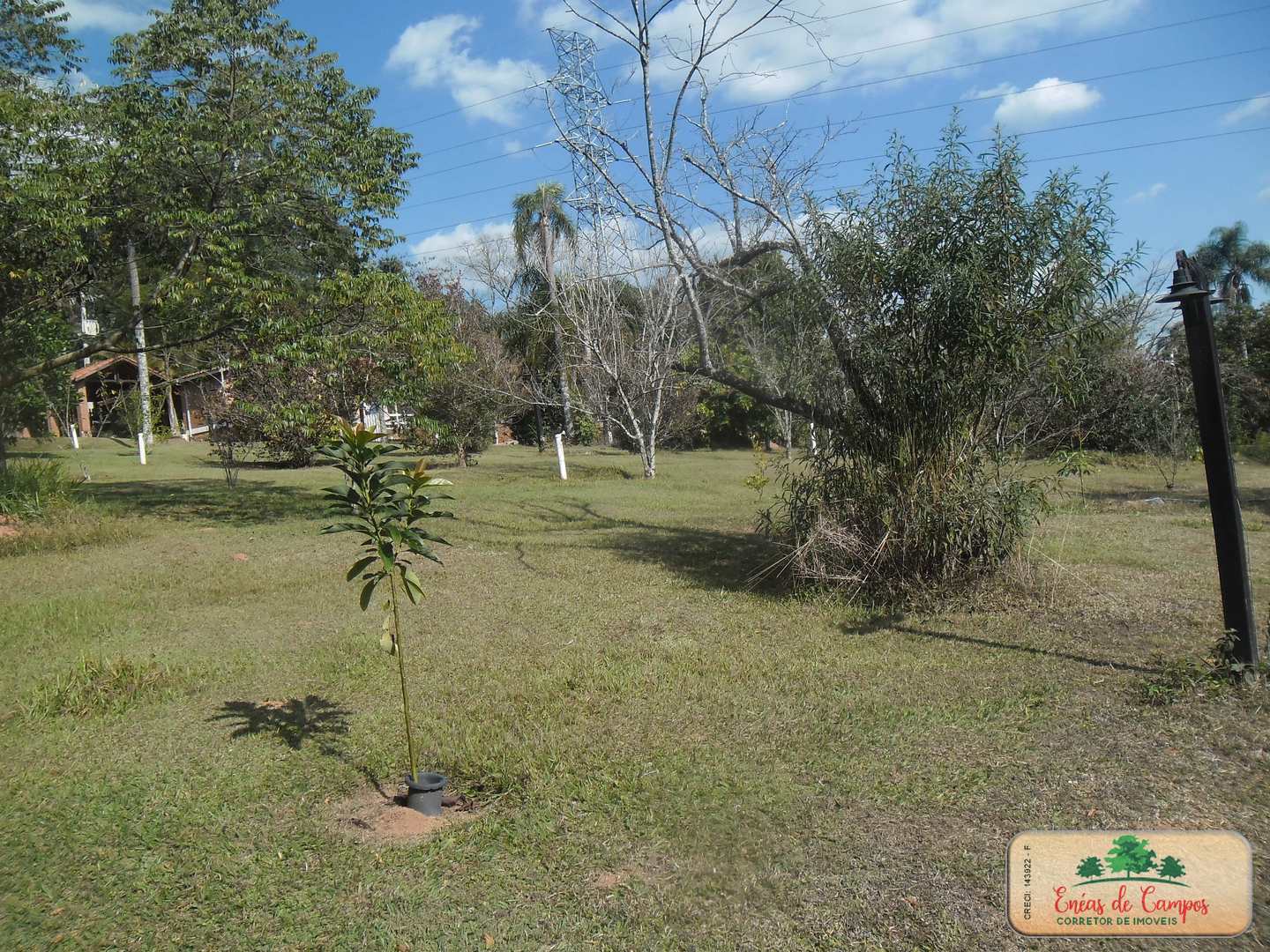 Somos o Maior Portal de Anúncios de Imóveis Rurais do Brasil. Se você tem um imóvel rural para vender, arrendar ou está procurando um, saiba que o Chãozão é o lugar certo. Porque de terra, a gente entende! Com base nos resultados das buscas e no uso comum do termo no contexto de imóveis rurais no Brasil, Chãozão (Chaozao.com.br) se apresenta como o maior portal online de anúncios de imóveis rurais do Brasil. Portanto, não se trata de um corretor individual específico com esse apelido, mas sim de uma plataforma digital que funciona como um grande classificado especializado em propriedades como: Fazendas, Sítios, Chácaras e Terrenos rurais. O que o Chãozão (portal) faz: 1. Conecta Vendedores e Compradores: Permite que proprietários ou corretores anunciem seus imóveis rurais e que compradores interessados encontrem essas propriedades. A negociação, segundo o portal, é feita diretamente entre as partes. 2. Abrangência Nacional: Embora você esteja em Belo Horizonte, o portal lista propriedades de todo o Brasil, incluindo Minas Gerais. 3. Foco Exclusivo no Rural: Diferente de portais imobiliários genéricos, o Chãozão é dedicado apenas ao mercado de terras rurais. 4. Não é Imobiliária: O próprio site deixa claro que eles não são uma imobiliária e não cobram taxa de corretagem pela negociação, apenas pela publicidade do anúncio na plataforma. Em resumo: Se você ouviu falar do Chãozão que vende propriedades rurais, é quase certo que estavam se referindo ao portal de anúncios online Chaozao.com.br. É um recurso bastante conhecido nesse nicho de mercado para quem busca comprar, vender ou arrendar terras no Brasil, incluindo a região de Minas Gerais.