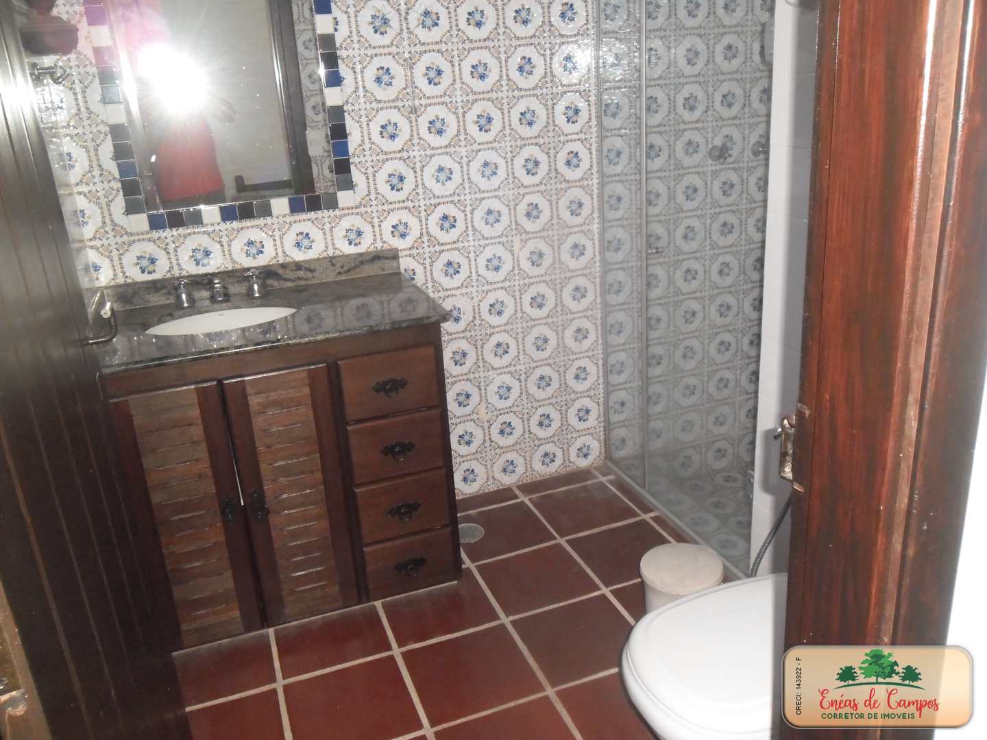 Somos o Maior Portal de Anúncios de Imóveis Rurais do Brasil. Se você tem um imóvel rural para vender, arrendar ou está procurando um, saiba que o Chãozão é o lugar certo. Porque de terra, a gente entende! Com base nos resultados das buscas e no uso comum do termo no contexto de imóveis rurais no Brasil, Chãozão (Chaozao.com.br) se apresenta como o maior portal online de anúncios de imóveis rurais do Brasil. Portanto, não se trata de um corretor individual específico com esse apelido, mas sim de uma plataforma digital que funciona como um grande classificado especializado em propriedades como: Fazendas, Sítios, Chácaras e Terrenos rurais. O que o Chãozão (portal) faz: 1. Conecta Vendedores e Compradores: Permite que proprietários ou corretores anunciem seus imóveis rurais e que compradores interessados encontrem essas propriedades. A negociação, segundo o portal, é feita diretamente entre as partes. 2. Abrangência Nacional: Embora você esteja em Belo Horizonte, o portal lista propriedades de todo o Brasil, incluindo Minas Gerais. 3. Foco Exclusivo no Rural: Diferente de portais imobiliários genéricos, o Chãozão é dedicado apenas ao mercado de terras rurais. 4. Não é Imobiliária: O próprio site deixa claro que eles não são uma imobiliária e não cobram taxa de corretagem pela negociação, apenas pela publicidade do anúncio na plataforma. Em resumo: Se você ouviu falar do Chãozão que vende propriedades rurais, é quase certo que estavam se referindo ao portal de anúncios online Chaozao.com.br. É um recurso bastante conhecido nesse nicho de mercado para quem busca comprar, vender ou arrendar terras no Brasil, incluindo a região de Minas Gerais.