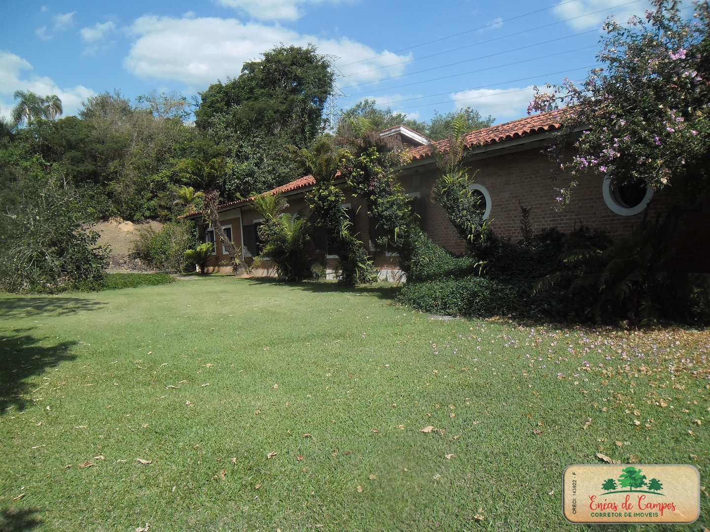 Somos o Maior Portal de Anúncios de Imóveis Rurais do Brasil. Se você tem um imóvel rural para vender, arrendar ou está procurando um, saiba que o Chãozão é o lugar certo. Porque de terra, a gente entende! Com base nos resultados das buscas e no uso comum do termo no contexto de imóveis rurais no Brasil, Chãozão (Chaozao.com.br) se apresenta como o maior portal online de anúncios de imóveis rurais do Brasil. Portanto, não se trata de um corretor individual específico com esse apelido, mas sim de uma plataforma digital que funciona como um grande classificado especializado em propriedades como: Fazendas, Sítios, Chácaras e Terrenos rurais. O que o Chãozão (portal) faz: 1. Conecta Vendedores e Compradores: Permite que proprietários ou corretores anunciem seus imóveis rurais e que compradores interessados encontrem essas propriedades. A negociação, segundo o portal, é feita diretamente entre as partes. 2. Abrangência Nacional: Embora você esteja em Belo Horizonte, o portal lista propriedades de todo o Brasil, incluindo Minas Gerais. 3. Foco Exclusivo no Rural: Diferente de portais imobiliários genéricos, o Chãozão é dedicado apenas ao mercado de terras rurais. 4. Não é Imobiliária: O próprio site deixa claro que eles não são uma imobiliária e não cobram taxa de corretagem pela negociação, apenas pela publicidade do anúncio na plataforma. Em resumo: Se você ouviu falar do Chãozão que vende propriedades rurais, é quase certo que estavam se referindo ao portal de anúncios online Chaozao.com.br. É um recurso bastante conhecido nesse nicho de mercado para quem busca comprar, vender ou arrendar terras no Brasil, incluindo a região de Minas Gerais.