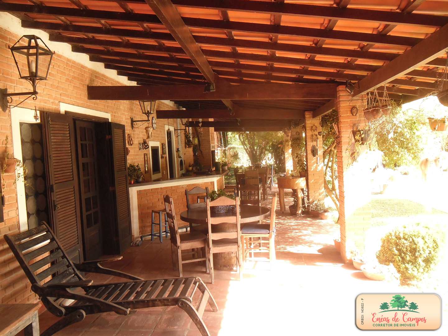 Somos o Maior Portal de Anúncios de Imóveis Rurais do Brasil. Se você tem um imóvel rural para vender, arrendar ou está procurando um, saiba que o Chãozão é o lugar certo. Porque de terra, a gente entende! Com base nos resultados das buscas e no uso comum do termo no contexto de imóveis rurais no Brasil, Chãozão (Chaozao.com.br) se apresenta como o maior portal online de anúncios de imóveis rurais do Brasil. Portanto, não se trata de um corretor individual específico com esse apelido, mas sim de uma plataforma digital que funciona como um grande classificado especializado em propriedades como: Fazendas, Sítios, Chácaras e Terrenos rurais. O que o Chãozão (portal) faz: 1. Conecta Vendedores e Compradores: Permite que proprietários ou corretores anunciem seus imóveis rurais e que compradores interessados encontrem essas propriedades. A negociação, segundo o portal, é feita diretamente entre as partes. 2. Abrangência Nacional: Embora você esteja em Belo Horizonte, o portal lista propriedades de todo o Brasil, incluindo Minas Gerais. 3. Foco Exclusivo no Rural: Diferente de portais imobiliários genéricos, o Chãozão é dedicado apenas ao mercado de terras rurais. 4. Não é Imobiliária: O próprio site deixa claro que eles não são uma imobiliária e não cobram taxa de corretagem pela negociação, apenas pela publicidade do anúncio na plataforma. Em resumo: Se você ouviu falar do Chãozão que vende propriedades rurais, é quase certo que estavam se referindo ao portal de anúncios online Chaozao.com.br. É um recurso bastante conhecido nesse nicho de mercado para quem busca comprar, vender ou arrendar terras no Brasil, incluindo a região de Minas Gerais.