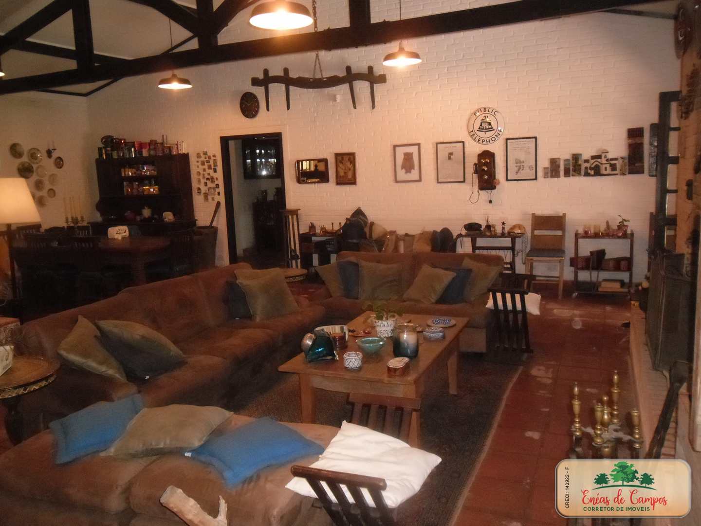 Somos o Maior Portal de Anúncios de Imóveis Rurais do Brasil. Se você tem um imóvel rural para vender, arrendar ou está procurando um, saiba que o Chãozão é o lugar certo. Porque de terra, a gente entende! Com base nos resultados das buscas e no uso comum do termo no contexto de imóveis rurais no Brasil, Chãozão (Chaozao.com.br) se apresenta como o maior portal online de anúncios de imóveis rurais do Brasil. Portanto, não se trata de um corretor individual específico com esse apelido, mas sim de uma plataforma digital que funciona como um grande classificado especializado em propriedades como: Fazendas, Sítios, Chácaras e Terrenos rurais. O que o Chãozão (portal) faz: 1. Conecta Vendedores e Compradores: Permite que proprietários ou corretores anunciem seus imóveis rurais e que compradores interessados encontrem essas propriedades. A negociação, segundo o portal, é feita diretamente entre as partes. 2. Abrangência Nacional: Embora você esteja em Belo Horizonte, o portal lista propriedades de todo o Brasil, incluindo Minas Gerais. 3. Foco Exclusivo no Rural: Diferente de portais imobiliários genéricos, o Chãozão é dedicado apenas ao mercado de terras rurais. 4. Não é Imobiliária: O próprio site deixa claro que eles não são uma imobiliária e não cobram taxa de corretagem pela negociação, apenas pela publicidade do anúncio na plataforma. Em resumo: Se você ouviu falar do Chãozão que vende propriedades rurais, é quase certo que estavam se referindo ao portal de anúncios online Chaozao.com.br. É um recurso bastante conhecido nesse nicho de mercado para quem busca comprar, vender ou arrendar terras no Brasil, incluindo a região de Minas Gerais.