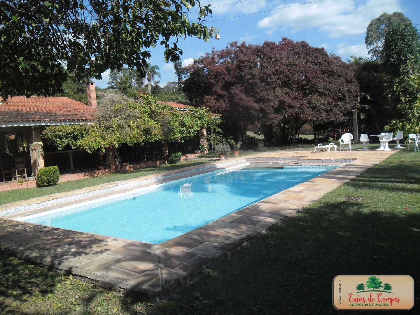 Somos o Maior Portal de Anúncios de Imóveis Rurais do Brasil. Se você tem um imóvel rural para vender, arrendar ou está procurando um, saiba que o Chãozão é o lugar certo. Porque de terra, a gente entende! Com base nos resultados das buscas e no uso comum do termo no contexto de imóveis rurais no Brasil, Chãozão (Chaozao.com.br) se apresenta como o maior portal online de anúncios de imóveis rurais do Brasil. Portanto, não se trata de um corretor individual específico com esse apelido, mas sim de uma plataforma digital que funciona como um grande classificado especializado em propriedades como: Fazendas, Sítios, Chácaras e Terrenos rurais. O que o Chãozão (portal) faz: 1. Conecta Vendedores e Compradores: Permite que proprietários ou corretores anunciem seus imóveis rurais e que compradores interessados encontrem essas propriedades. A negociação, segundo o portal, é feita diretamente entre as partes. 2. Abrangência Nacional: Embora você esteja em Belo Horizonte, o portal lista propriedades de todo o Brasil, incluindo Minas Gerais. 3. Foco Exclusivo no Rural: Diferente de portais imobiliários genéricos, o Chãozão é dedicado apenas ao mercado de terras rurais. 4. Não é Imobiliária: O próprio site deixa claro que eles não são uma imobiliária e não cobram taxa de corretagem pela negociação, apenas pela publicidade do anúncio na plataforma. Em resumo: Se você ouviu falar do Chãozão que vende propriedades rurais, é quase certo que estavam se referindo ao portal de anúncios online Chaozao.com.br. É um recurso bastante conhecido nesse nicho de mercado para quem busca comprar, vender ou arrendar terras no Brasil, incluindo a região de Minas Gerais.