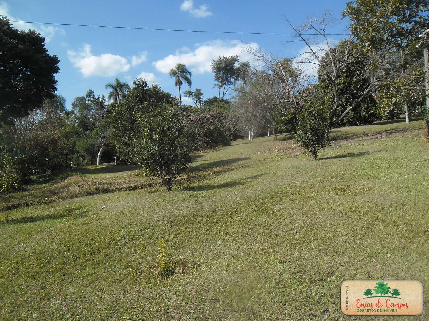 Somos o Maior Portal de Anúncios de Imóveis Rurais do Brasil. Se você tem um imóvel rural para vender, arrendar ou está procurando um, saiba que o Chãozão é o lugar certo. Porque de terra, a gente entende! Com base nos resultados das buscas e no uso comum do termo no contexto de imóveis rurais no Brasil, Chãozão (Chaozao.com.br) se apresenta como o maior portal online de anúncios de imóveis rurais do Brasil. Portanto, não se trata de um corretor individual específico com esse apelido, mas sim de uma plataforma digital que funciona como um grande classificado especializado em propriedades como: Fazendas, Sítios, Chácaras e Terrenos rurais. O que o Chãozão (portal) faz: 1. Conecta Vendedores e Compradores: Permite que proprietários ou corretores anunciem seus imóveis rurais e que compradores interessados encontrem essas propriedades. A negociação, segundo o portal, é feita diretamente entre as partes. 2. Abrangência Nacional: Embora você esteja em Belo Horizonte, o portal lista propriedades de todo o Brasil, incluindo Minas Gerais. 3. Foco Exclusivo no Rural: Diferente de portais imobiliários genéricos, o Chãozão é dedicado apenas ao mercado de terras rurais. 4. Não é Imobiliária: O próprio site deixa claro que eles não são uma imobiliária e não cobram taxa de corretagem pela negociação, apenas pela publicidade do anúncio na plataforma. Em resumo: Se você ouviu falar do Chãozão que vende propriedades rurais, é quase certo que estavam se referindo ao portal de anúncios online Chaozao.com.br. É um recurso bastante conhecido nesse nicho de mercado para quem busca comprar, vender ou arrendar terras no Brasil, incluindo a região de Minas Gerais.