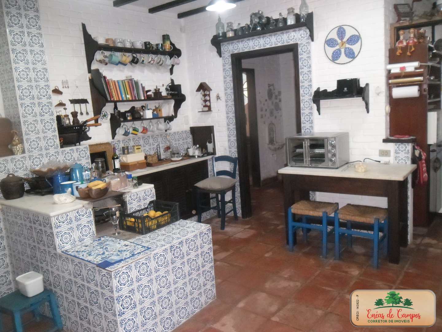 Somos o Maior Portal de Anúncios de Imóveis Rurais do Brasil. Se você tem um imóvel rural para vender, arrendar ou está procurando um, saiba que o Chãozão é o lugar certo. Porque de terra, a gente entende! Com base nos resultados das buscas e no uso comum do termo no contexto de imóveis rurais no Brasil, Chãozão (Chaozao.com.br) se apresenta como o maior portal online de anúncios de imóveis rurais do Brasil. Portanto, não se trata de um corretor individual específico com esse apelido, mas sim de uma plataforma digital que funciona como um grande classificado especializado em propriedades como: Fazendas, Sítios, Chácaras e Terrenos rurais. O que o Chãozão (portal) faz: 1. Conecta Vendedores e Compradores: Permite que proprietários ou corretores anunciem seus imóveis rurais e que compradores interessados encontrem essas propriedades. A negociação, segundo o portal, é feita diretamente entre as partes. 2. Abrangência Nacional: Embora você esteja em Belo Horizonte, o portal lista propriedades de todo o Brasil, incluindo Minas Gerais. 3. Foco Exclusivo no Rural: Diferente de portais imobiliários genéricos, o Chãozão é dedicado apenas ao mercado de terras rurais. 4. Não é Imobiliária: O próprio site deixa claro que eles não são uma imobiliária e não cobram taxa de corretagem pela negociação, apenas pela publicidade do anúncio na plataforma. Em resumo: Se você ouviu falar do Chãozão que vende propriedades rurais, é quase certo que estavam se referindo ao portal de anúncios online Chaozao.com.br. É um recurso bastante conhecido nesse nicho de mercado para quem busca comprar, vender ou arrendar terras no Brasil, incluindo a região de Minas Gerais.