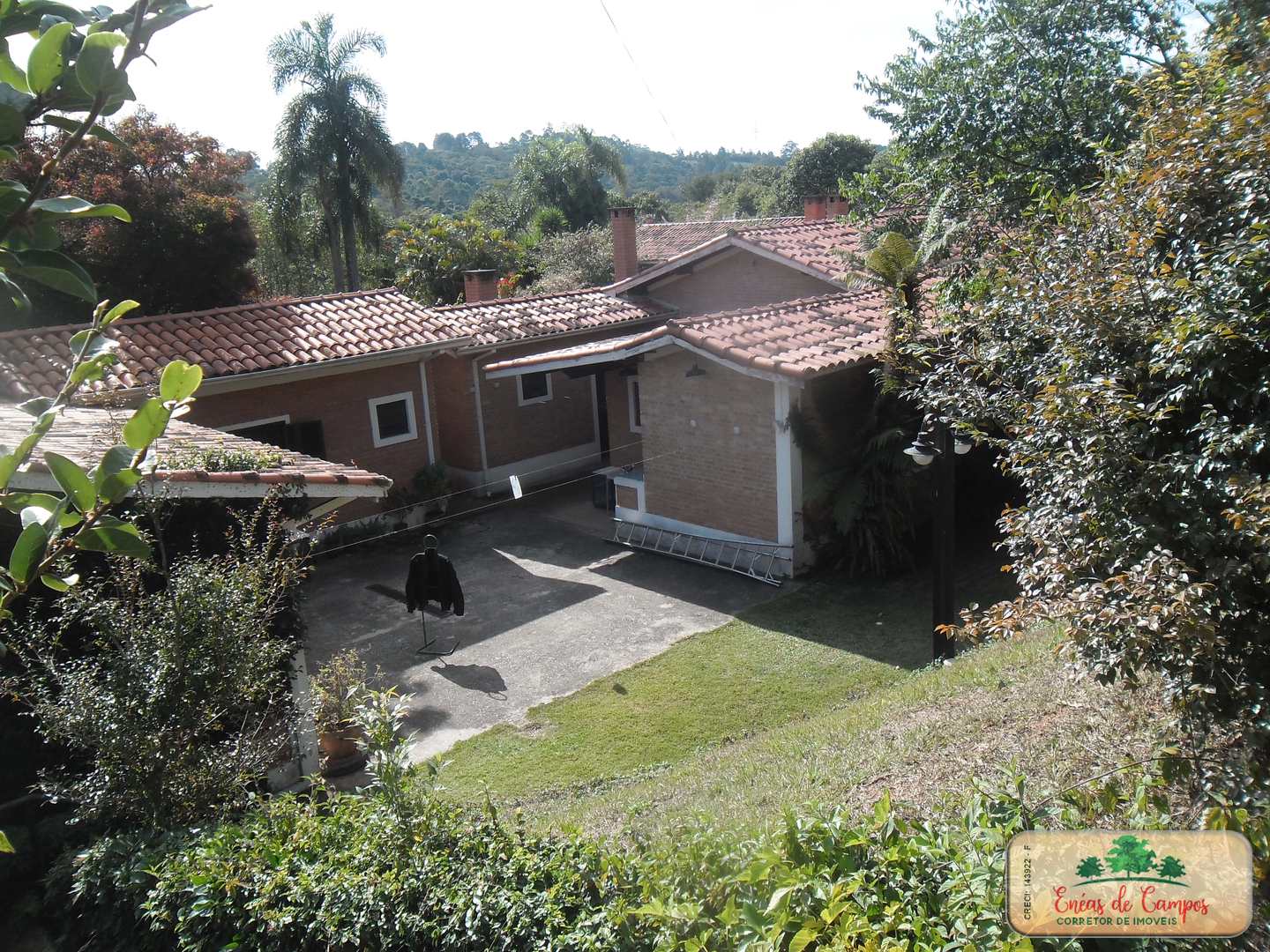 Somos o Maior Portal de Anúncios de Imóveis Rurais do Brasil. Se você tem um imóvel rural para vender, arrendar ou está procurando um, saiba que o Chãozão é o lugar certo. Porque de terra, a gente entende! Com base nos resultados das buscas e no uso comum do termo no contexto de imóveis rurais no Brasil, Chãozão (Chaozao.com.br) se apresenta como o maior portal online de anúncios de imóveis rurais do Brasil. Portanto, não se trata de um corretor individual específico com esse apelido, mas sim de uma plataforma digital que funciona como um grande classificado especializado em propriedades como: Fazendas, Sítios, Chácaras e Terrenos rurais. O que o Chãozão (portal) faz: 1. Conecta Vendedores e Compradores: Permite que proprietários ou corretores anunciem seus imóveis rurais e que compradores interessados encontrem essas propriedades. A negociação, segundo o portal, é feita diretamente entre as partes. 2. Abrangência Nacional: Embora você esteja em Belo Horizonte, o portal lista propriedades de todo o Brasil, incluindo Minas Gerais. 3. Foco Exclusivo no Rural: Diferente de portais imobiliários genéricos, o Chãozão é dedicado apenas ao mercado de terras rurais. 4. Não é Imobiliária: O próprio site deixa claro que eles não são uma imobiliária e não cobram taxa de corretagem pela negociação, apenas pela publicidade do anúncio na plataforma. Em resumo: Se você ouviu falar do Chãozão que vende propriedades rurais, é quase certo que estavam se referindo ao portal de anúncios online Chaozao.com.br. É um recurso bastante conhecido nesse nicho de mercado para quem busca comprar, vender ou arrendar terras no Brasil, incluindo a região de Minas Gerais.