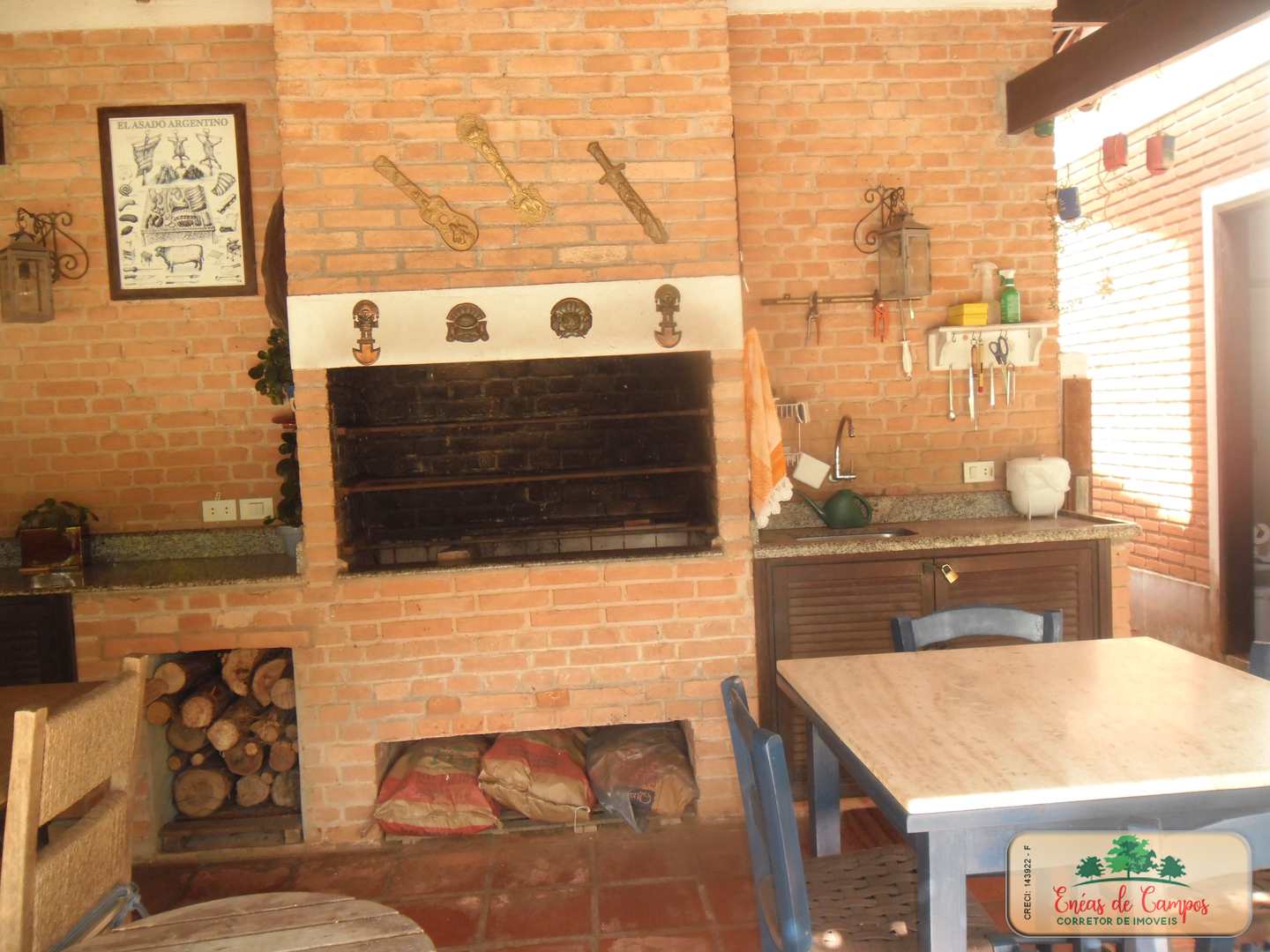 Somos o Maior Portal de Anúncios de Imóveis Rurais do Brasil. Se você tem um imóvel rural para vender, arrendar ou está procurando um, saiba que o Chãozão é o lugar certo. Porque de terra, a gente entende! Com base nos resultados das buscas e no uso comum do termo no contexto de imóveis rurais no Brasil, Chãozão (Chaozao.com.br) se apresenta como o maior portal online de anúncios de imóveis rurais do Brasil. Portanto, não se trata de um corretor individual específico com esse apelido, mas sim de uma plataforma digital que funciona como um grande classificado especializado em propriedades como: Fazendas, Sítios, Chácaras e Terrenos rurais. O que o Chãozão (portal) faz: 1. Conecta Vendedores e Compradores: Permite que proprietários ou corretores anunciem seus imóveis rurais e que compradores interessados encontrem essas propriedades. A negociação, segundo o portal, é feita diretamente entre as partes. 2. Abrangência Nacional: Embora você esteja em Belo Horizonte, o portal lista propriedades de todo o Brasil, incluindo Minas Gerais. 3. Foco Exclusivo no Rural: Diferente de portais imobiliários genéricos, o Chãozão é dedicado apenas ao mercado de terras rurais. 4. Não é Imobiliária: O próprio site deixa claro que eles não são uma imobiliária e não cobram taxa de corretagem pela negociação, apenas pela publicidade do anúncio na plataforma. Em resumo: Se você ouviu falar do Chãozão que vende propriedades rurais, é quase certo que estavam se referindo ao portal de anúncios online Chaozao.com.br. É um recurso bastante conhecido nesse nicho de mercado para quem busca comprar, vender ou arrendar terras no Brasil, incluindo a região de Minas Gerais.
