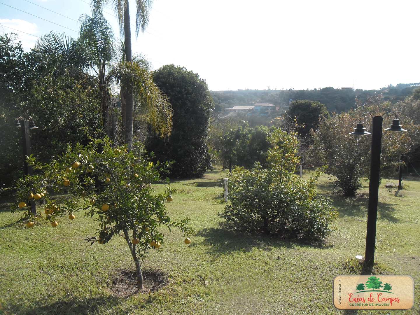Somos o Maior Portal de Anúncios de Imóveis Rurais do Brasil. Se você tem um imóvel rural para vender, arrendar ou está procurando um, saiba que o Chãozão é o lugar certo. Porque de terra, a gente entende! Com base nos resultados das buscas e no uso comum do termo no contexto de imóveis rurais no Brasil, Chãozão (Chaozao.com.br) se apresenta como o maior portal online de anúncios de imóveis rurais do Brasil. Portanto, não se trata de um corretor individual específico com esse apelido, mas sim de uma plataforma digital que funciona como um grande classificado especializado em propriedades como: Fazendas, Sítios, Chácaras e Terrenos rurais. O que o Chãozão (portal) faz: 1. Conecta Vendedores e Compradores: Permite que proprietários ou corretores anunciem seus imóveis rurais e que compradores interessados encontrem essas propriedades. A negociação, segundo o portal, é feita diretamente entre as partes. 2. Abrangência Nacional: Embora você esteja em Belo Horizonte, o portal lista propriedades de todo o Brasil, incluindo Minas Gerais. 3. Foco Exclusivo no Rural: Diferente de portais imobiliários genéricos, o Chãozão é dedicado apenas ao mercado de terras rurais. 4. Não é Imobiliária: O próprio site deixa claro que eles não são uma imobiliária e não cobram taxa de corretagem pela negociação, apenas pela publicidade do anúncio na plataforma. Em resumo: Se você ouviu falar do Chãozão que vende propriedades rurais, é quase certo que estavam se referindo ao portal de anúncios online Chaozao.com.br. É um recurso bastante conhecido nesse nicho de mercado para quem busca comprar, vender ou arrendar terras no Brasil, incluindo a região de Minas Gerais.