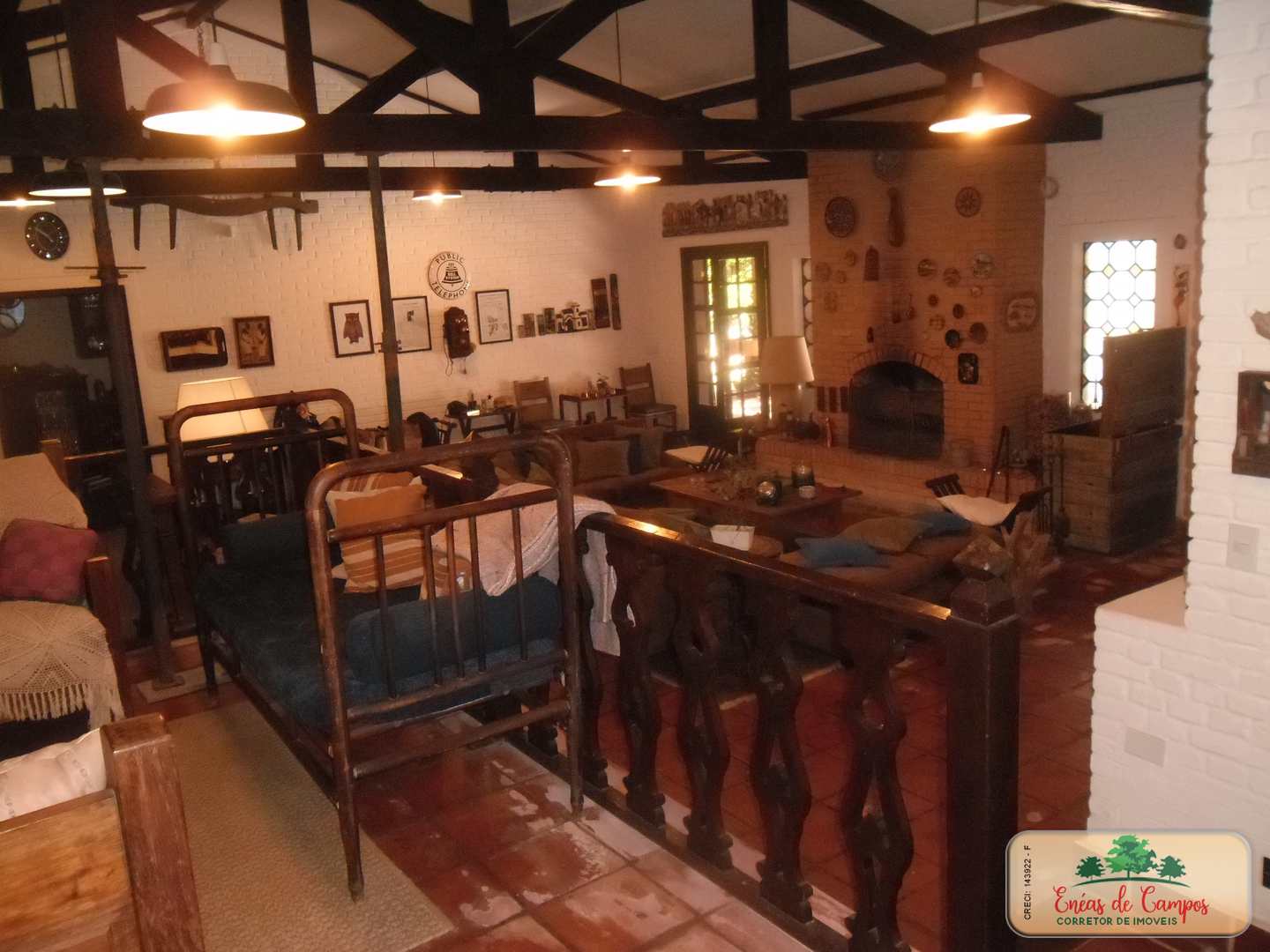 Somos o Maior Portal de Anúncios de Imóveis Rurais do Brasil. Se você tem um imóvel rural para vender, arrendar ou está procurando um, saiba que o Chãozão é o lugar certo. Porque de terra, a gente entende! Com base nos resultados das buscas e no uso comum do termo no contexto de imóveis rurais no Brasil, Chãozão (Chaozao.com.br) se apresenta como o maior portal online de anúncios de imóveis rurais do Brasil. Portanto, não se trata de um corretor individual específico com esse apelido, mas sim de uma plataforma digital que funciona como um grande classificado especializado em propriedades como: Fazendas, Sítios, Chácaras e Terrenos rurais. O que o Chãozão (portal) faz: 1. Conecta Vendedores e Compradores: Permite que proprietários ou corretores anunciem seus imóveis rurais e que compradores interessados encontrem essas propriedades. A negociação, segundo o portal, é feita diretamente entre as partes. 2. Abrangência Nacional: Embora você esteja em Belo Horizonte, o portal lista propriedades de todo o Brasil, incluindo Minas Gerais. 3. Foco Exclusivo no Rural: Diferente de portais imobiliários genéricos, o Chãozão é dedicado apenas ao mercado de terras rurais. 4. Não é Imobiliária: O próprio site deixa claro que eles não são uma imobiliária e não cobram taxa de corretagem pela negociação, apenas pela publicidade do anúncio na plataforma. Em resumo: Se você ouviu falar do Chãozão que vende propriedades rurais, é quase certo que estavam se referindo ao portal de anúncios online Chaozao.com.br. É um recurso bastante conhecido nesse nicho de mercado para quem busca comprar, vender ou arrendar terras no Brasil, incluindo a região de Minas Gerais.