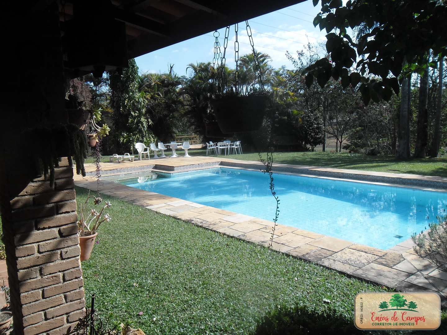 Somos o Maior Portal de Anúncios de Imóveis Rurais do Brasil. Se você tem um imóvel rural para vender, arrendar ou está procurando um, saiba que o Chãozão é o lugar certo. Porque de terra, a gente entende! Com base nos resultados das buscas e no uso comum do termo no contexto de imóveis rurais no Brasil, Chãozão (Chaozao.com.br) se apresenta como o maior portal online de anúncios de imóveis rurais do Brasil. Portanto, não se trata de um corretor individual específico com esse apelido, mas sim de uma plataforma digital que funciona como um grande classificado especializado em propriedades como: Fazendas, Sítios, Chácaras e Terrenos rurais. O que o Chãozão (portal) faz: 1. Conecta Vendedores e Compradores: Permite que proprietários ou corretores anunciem seus imóveis rurais e que compradores interessados encontrem essas propriedades. A negociação, segundo o portal, é feita diretamente entre as partes. 2. Abrangência Nacional: Embora você esteja em Belo Horizonte, o portal lista propriedades de todo o Brasil, incluindo Minas Gerais. 3. Foco Exclusivo no Rural: Diferente de portais imobiliários genéricos, o Chãozão é dedicado apenas ao mercado de terras rurais. 4. Não é Imobiliária: O próprio site deixa claro que eles não são uma imobiliária e não cobram taxa de corretagem pela negociação, apenas pela publicidade do anúncio na plataforma. Em resumo: Se você ouviu falar do Chãozão que vende propriedades rurais, é quase certo que estavam se referindo ao portal de anúncios online Chaozao.com.br. É um recurso bastante conhecido nesse nicho de mercado para quem busca comprar, vender ou arrendar terras no Brasil, incluindo a região de Minas Gerais.