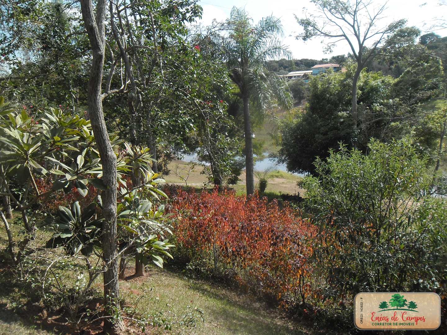Somos o Maior Portal de Anúncios de Imóveis Rurais do Brasil. Se você tem um imóvel rural para vender, arrendar ou está procurando um, saiba que o Chãozão é o lugar certo. Porque de terra, a gente entende! Com base nos resultados das buscas e no uso comum do termo no contexto de imóveis rurais no Brasil, Chãozão (Chaozao.com.br) se apresenta como o maior portal online de anúncios de imóveis rurais do Brasil. Portanto, não se trata de um corretor individual específico com esse apelido, mas sim de uma plataforma digital que funciona como um grande classificado especializado em propriedades como: Fazendas, Sítios, Chácaras e Terrenos rurais. O que o Chãozão (portal) faz: 1. Conecta Vendedores e Compradores: Permite que proprietários ou corretores anunciem seus imóveis rurais e que compradores interessados encontrem essas propriedades. A negociação, segundo o portal, é feita diretamente entre as partes. 2. Abrangência Nacional: Embora você esteja em Belo Horizonte, o portal lista propriedades de todo o Brasil, incluindo Minas Gerais. 3. Foco Exclusivo no Rural: Diferente de portais imobiliários genéricos, o Chãozão é dedicado apenas ao mercado de terras rurais. 4. Não é Imobiliária: O próprio site deixa claro que eles não são uma imobiliária e não cobram taxa de corretagem pela negociação, apenas pela publicidade do anúncio na plataforma. Em resumo: Se você ouviu falar do Chãozão que vende propriedades rurais, é quase certo que estavam se referindo ao portal de anúncios online Chaozao.com.br. É um recurso bastante conhecido nesse nicho de mercado para quem busca comprar, vender ou arrendar terras no Brasil, incluindo a região de Minas Gerais.
