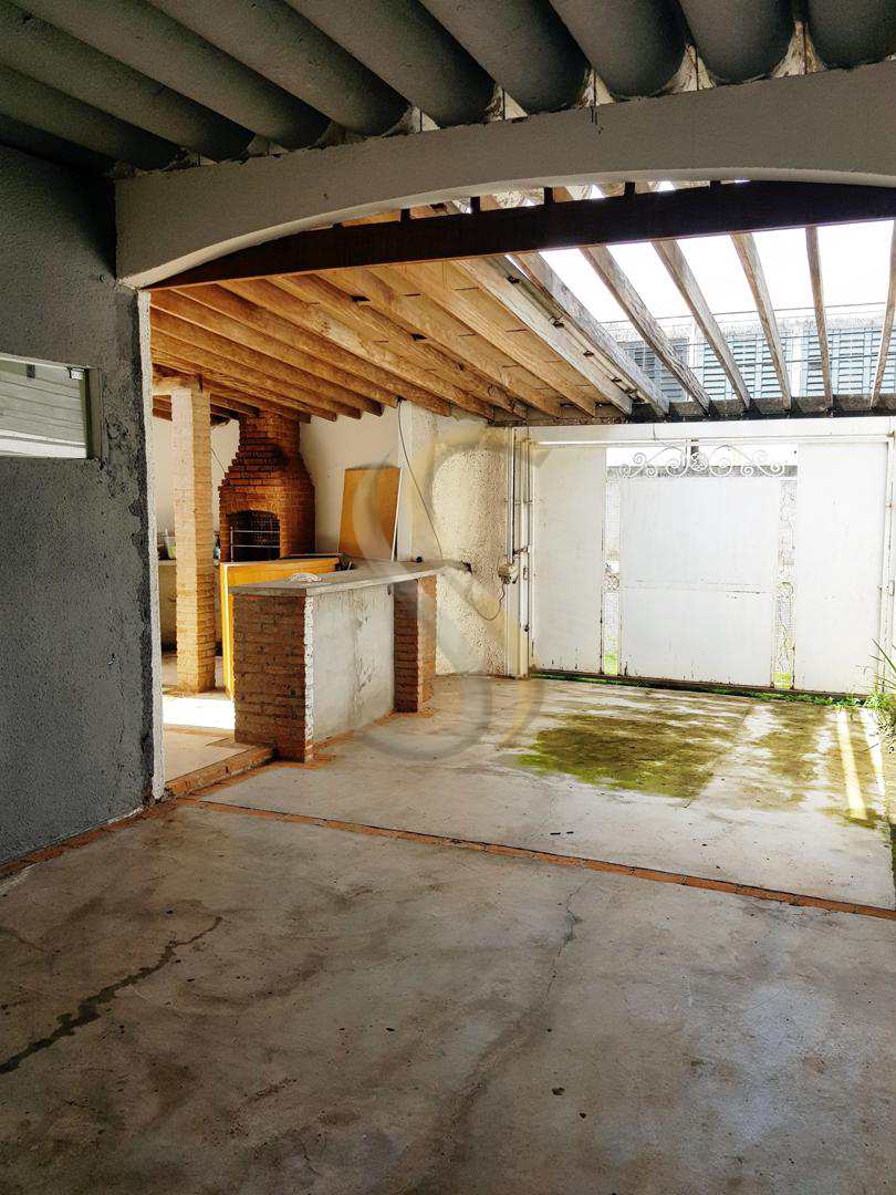 Casa à venda com 3 quartos, 300m² - Foto 2