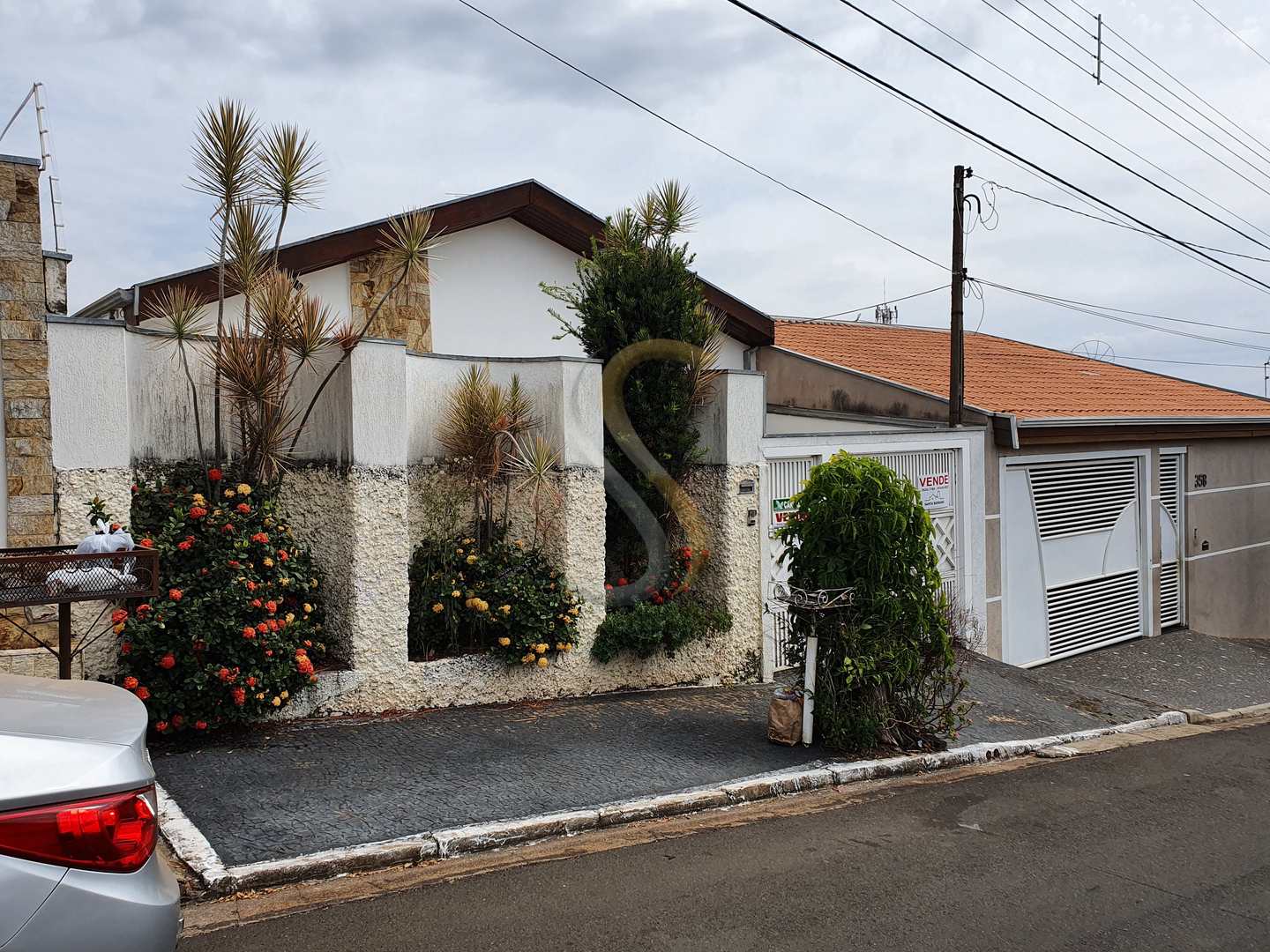 Casa à venda com 3 quartos, 250m² - Foto 1