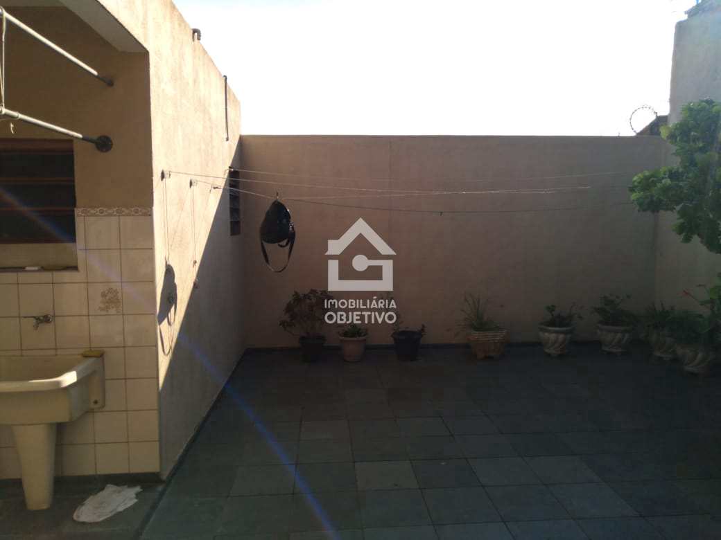 Casa à venda com 4 quartos, 250m² - Foto 1