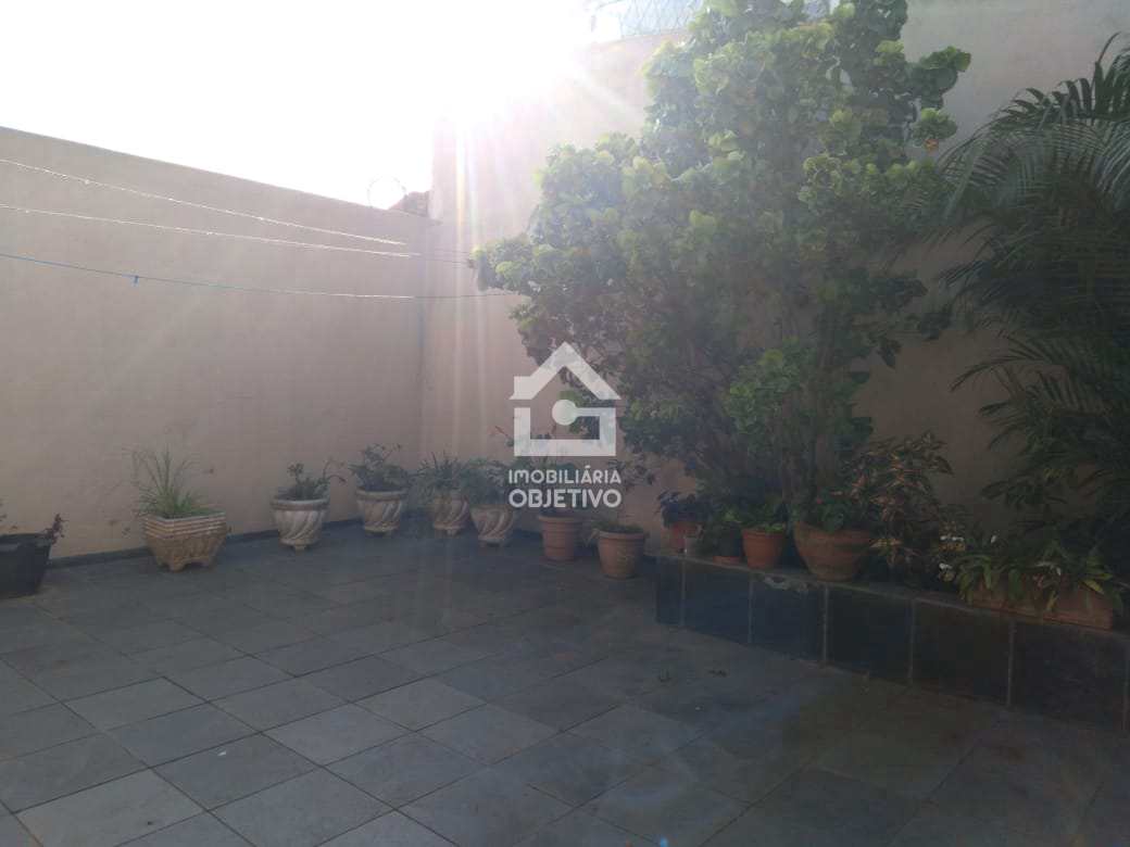 Casa à venda com 4 quartos, 250m² - Foto 2