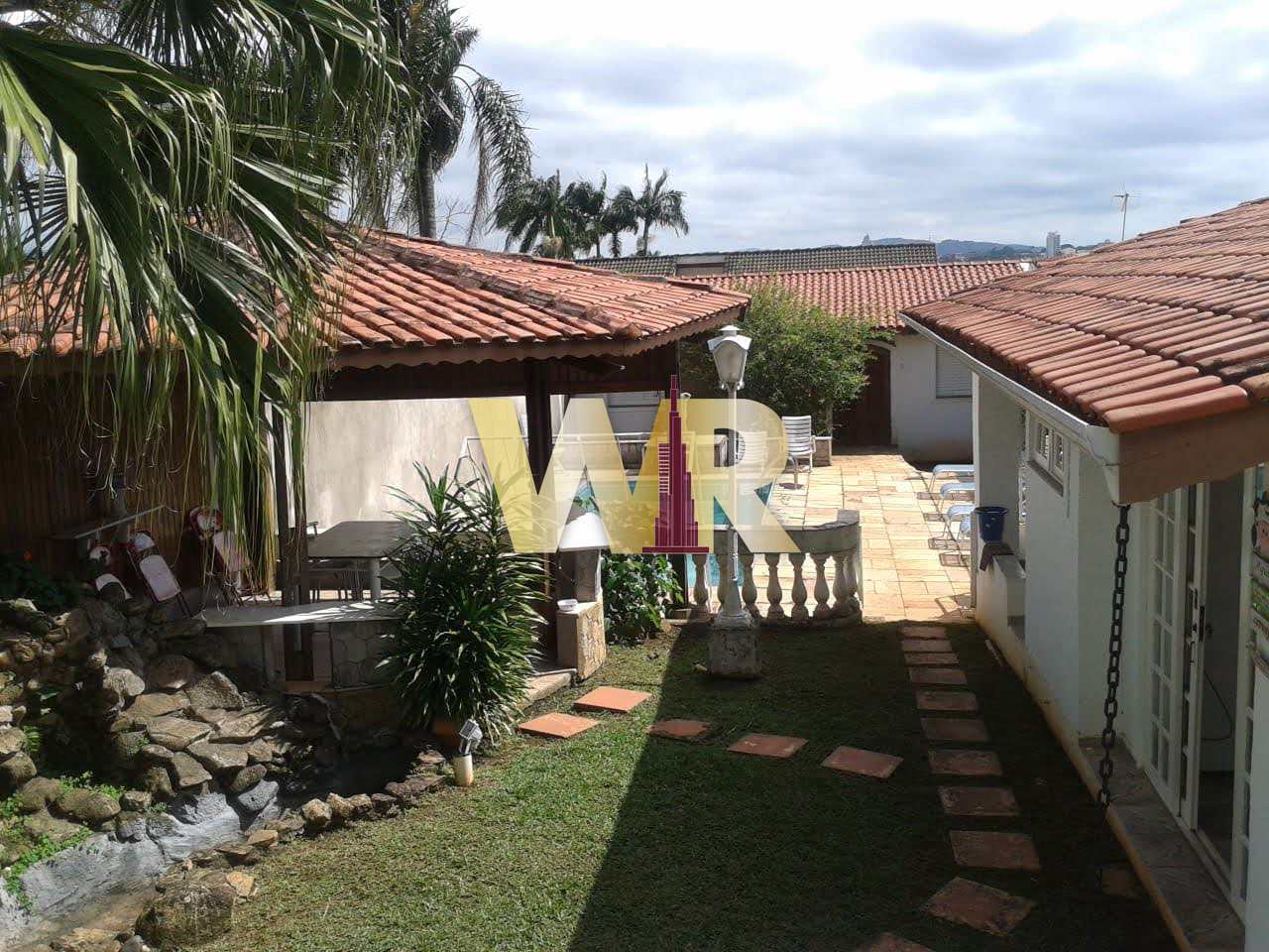 Casa à venda com 4 quartos, 300m² - Foto 1