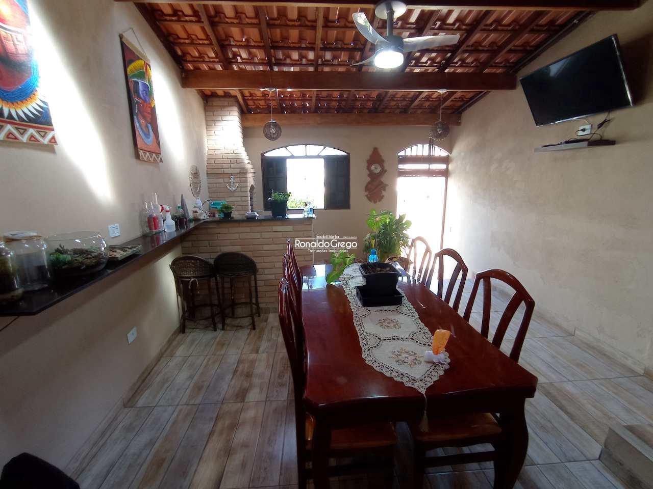 Casa à venda com 2 quartos, 250m² - Foto 1