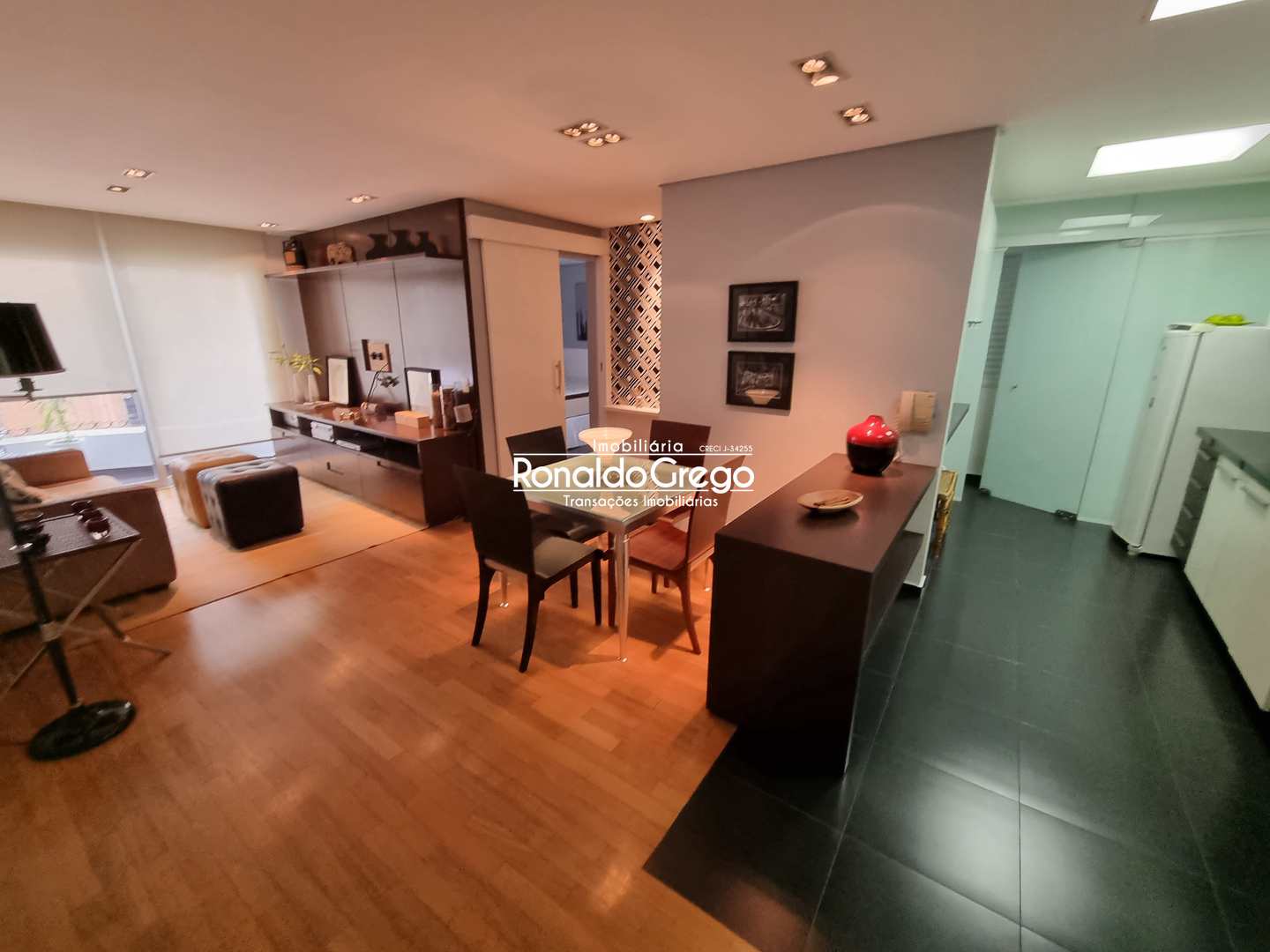 Flat amplo com 1 quarto com living ampliado. Reformado.