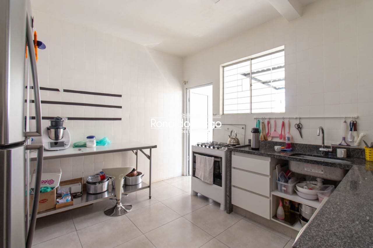 Casa à venda com 2 quartos, 240m² - Foto 8