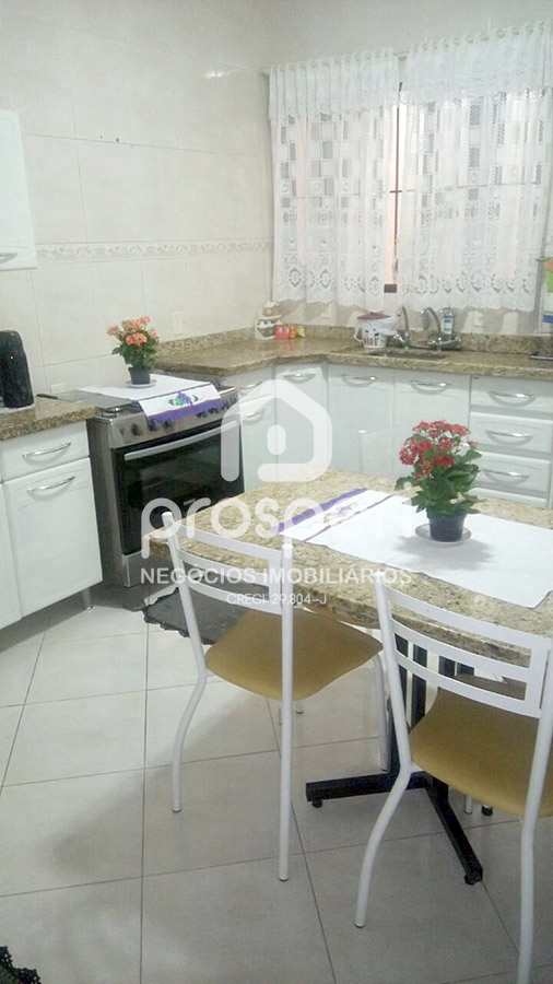 Casa à venda com 3 quartos, 250m² - Foto 1