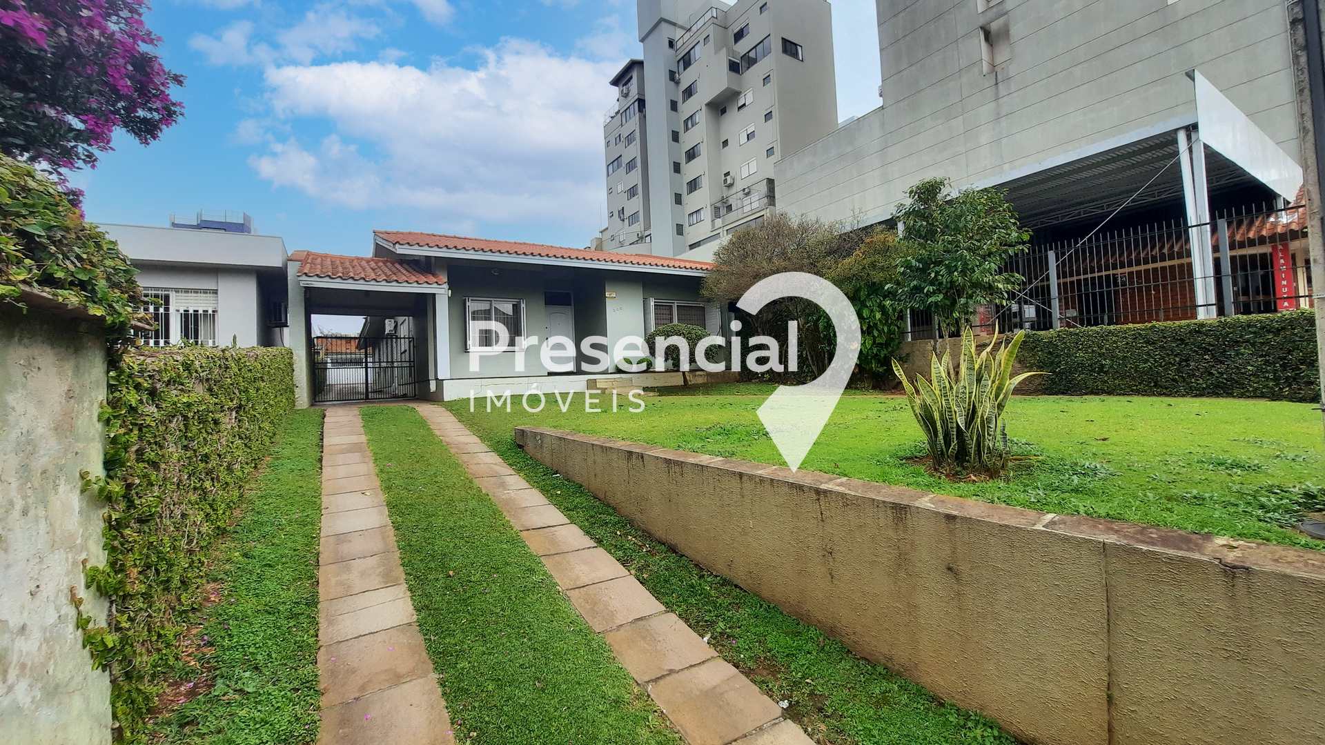 Casa para Venda - Passo Fundo / RS no bairro Santa Maria, 3 dormitórios,  sendo 1 suíte, 3 banheiros, 3 vagas de garagem, área útil 167,00 m²,  terreno 192,00 m²