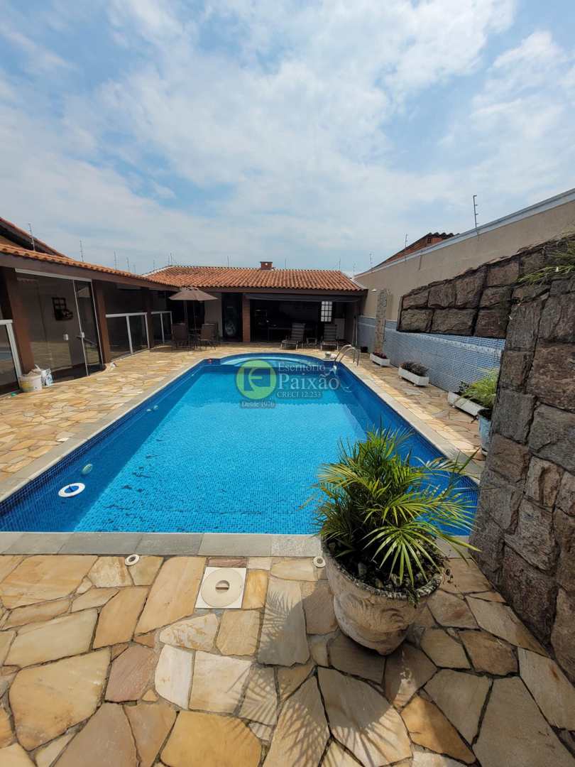 Casa à venda com 3 quartos, 500m² - Foto 2