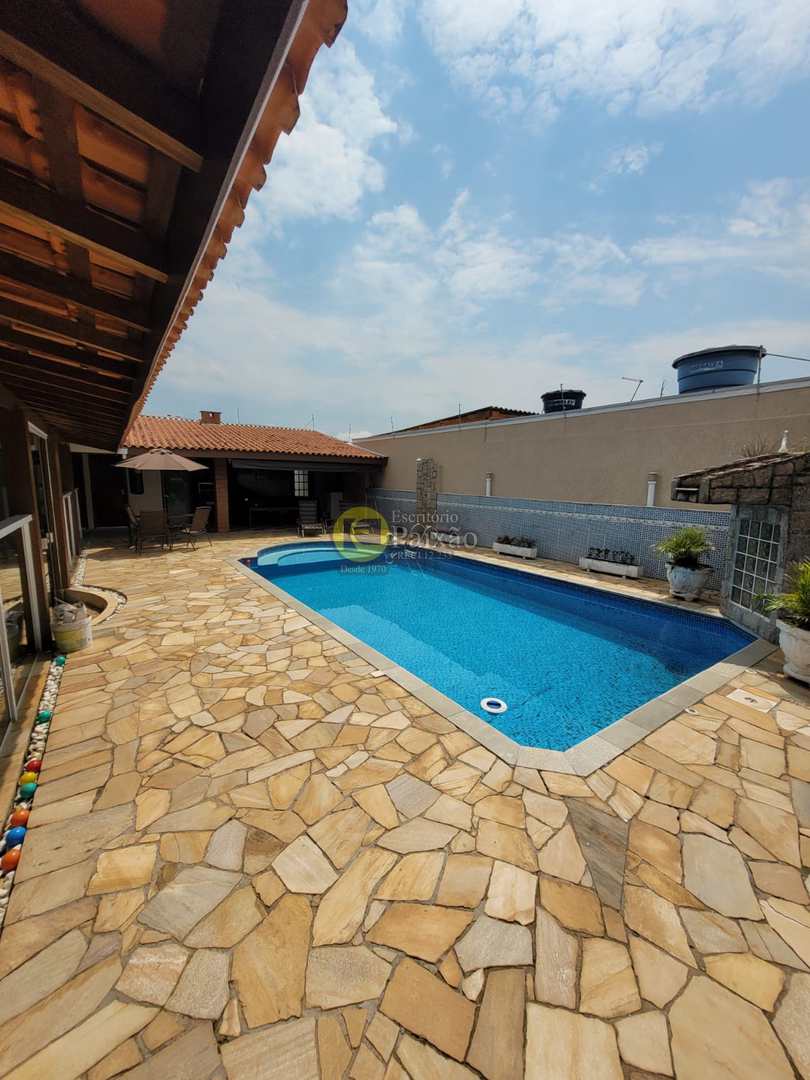 Casa à venda com 3 quartos, 500m² - Foto 1