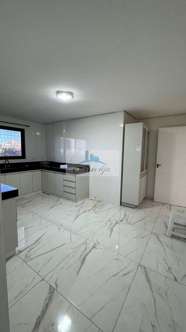 Apartamento à venda com 3 quartos, 165m² - Foto 2