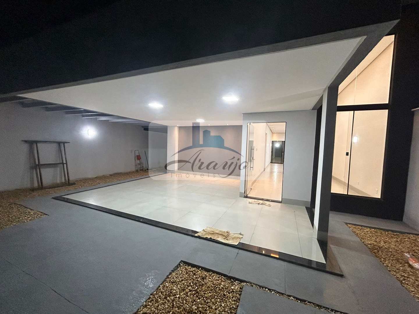 Casa à venda com 3 quartos, 230m² - Foto 1