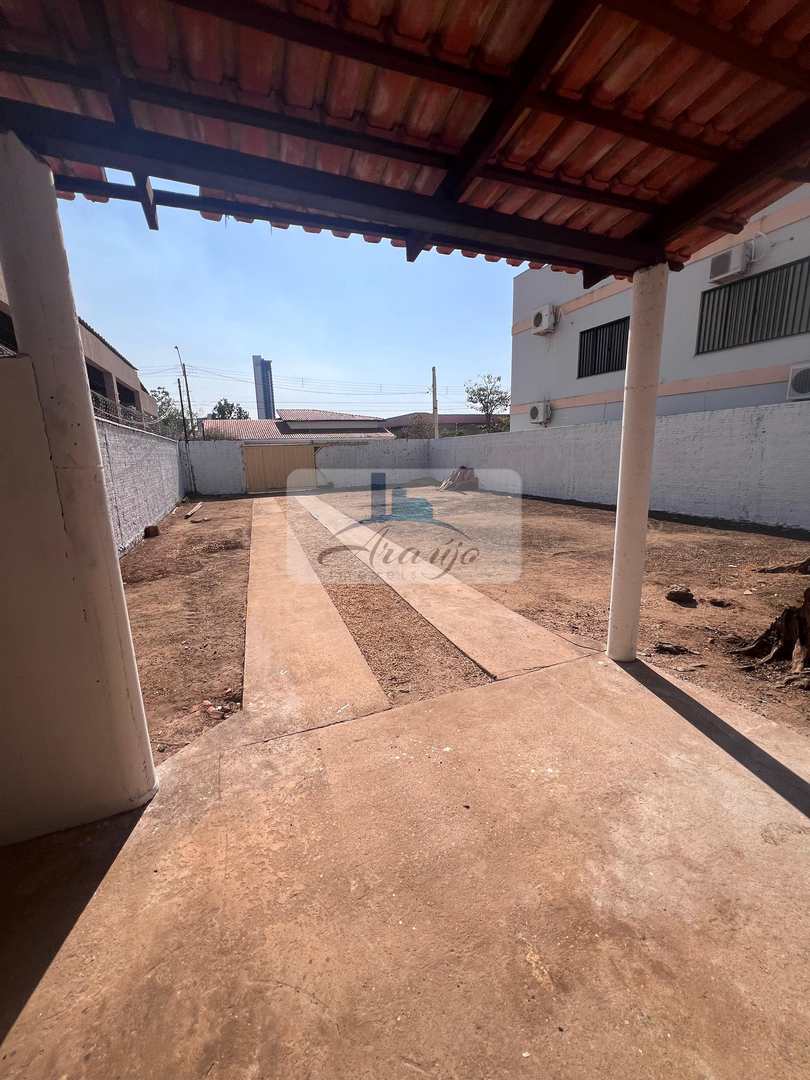 Casa para alugar com 2 quartos, 360m² - Foto 2