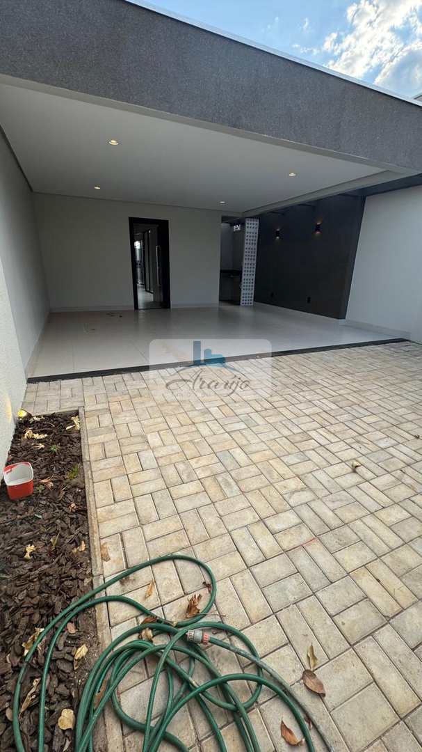 Casa à venda com 3 quartos, 200m² - Foto 1