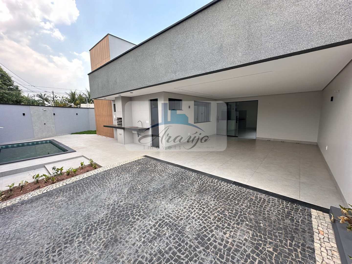 Casa à venda com 3 quartos, 235m² - Foto 1