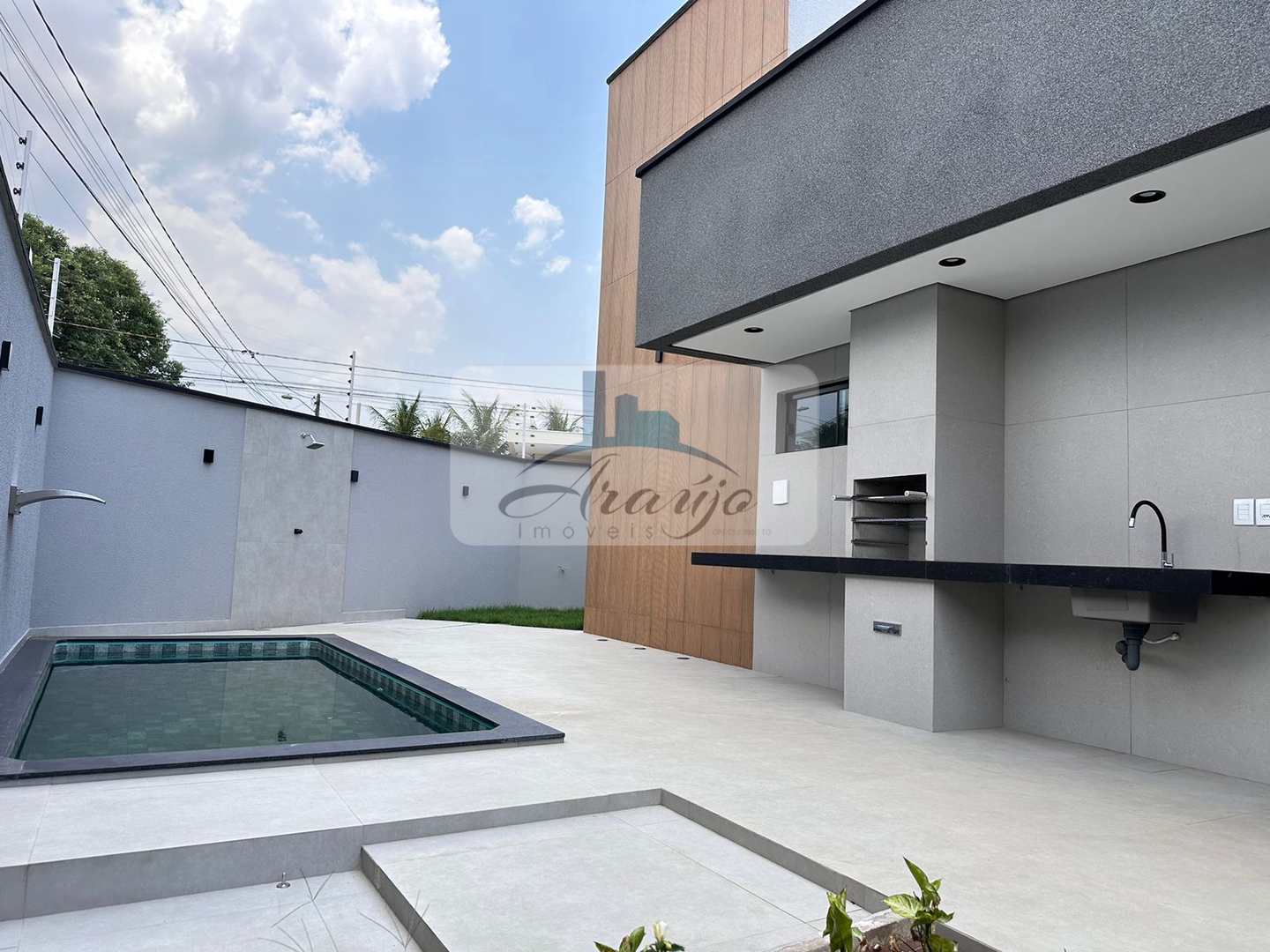 Casa à venda com 3 quartos, 235m² - Foto 2