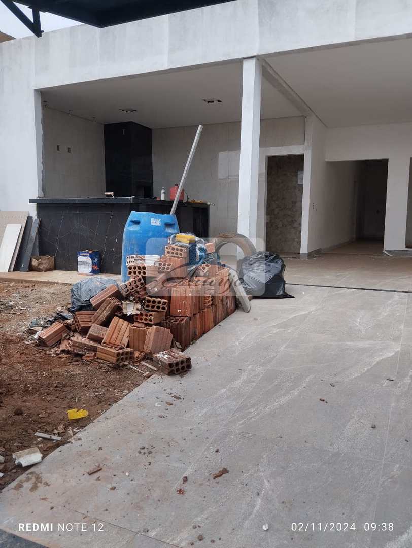 Casa à venda com 3 quartos, 250m² - Foto 1