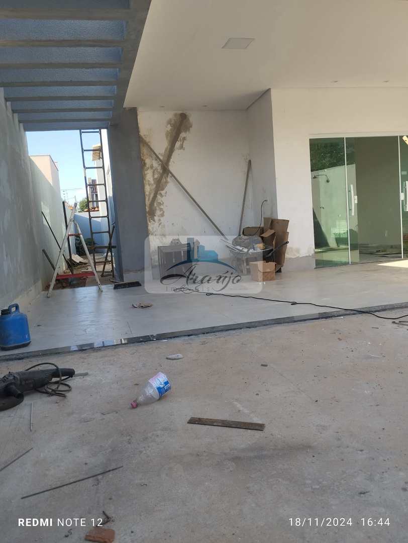 Casa à venda com 3 quartos, 188m² - Foto 1