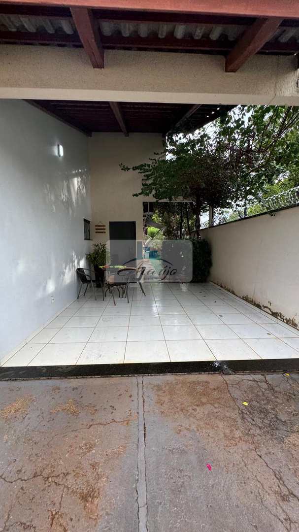 Casa à venda com 3 quartos, 225m² - Foto 2