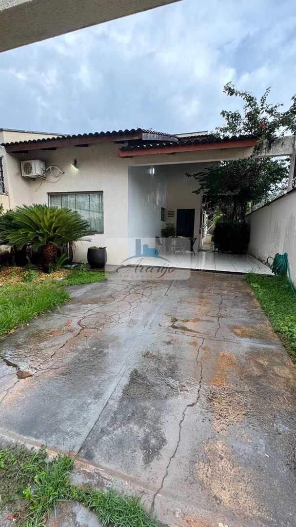 Casa à venda com 3 quartos, 225m² - Foto 1