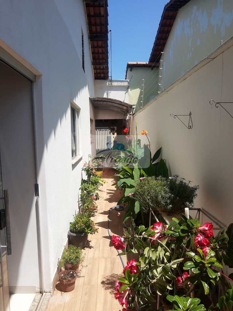 Casa à venda com 3 quartos, 200m² - Foto 17