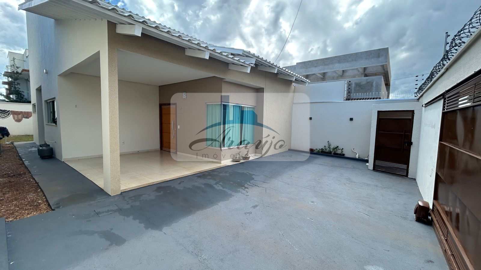 Casa à venda com 2 quartos, 240m² - Foto 1